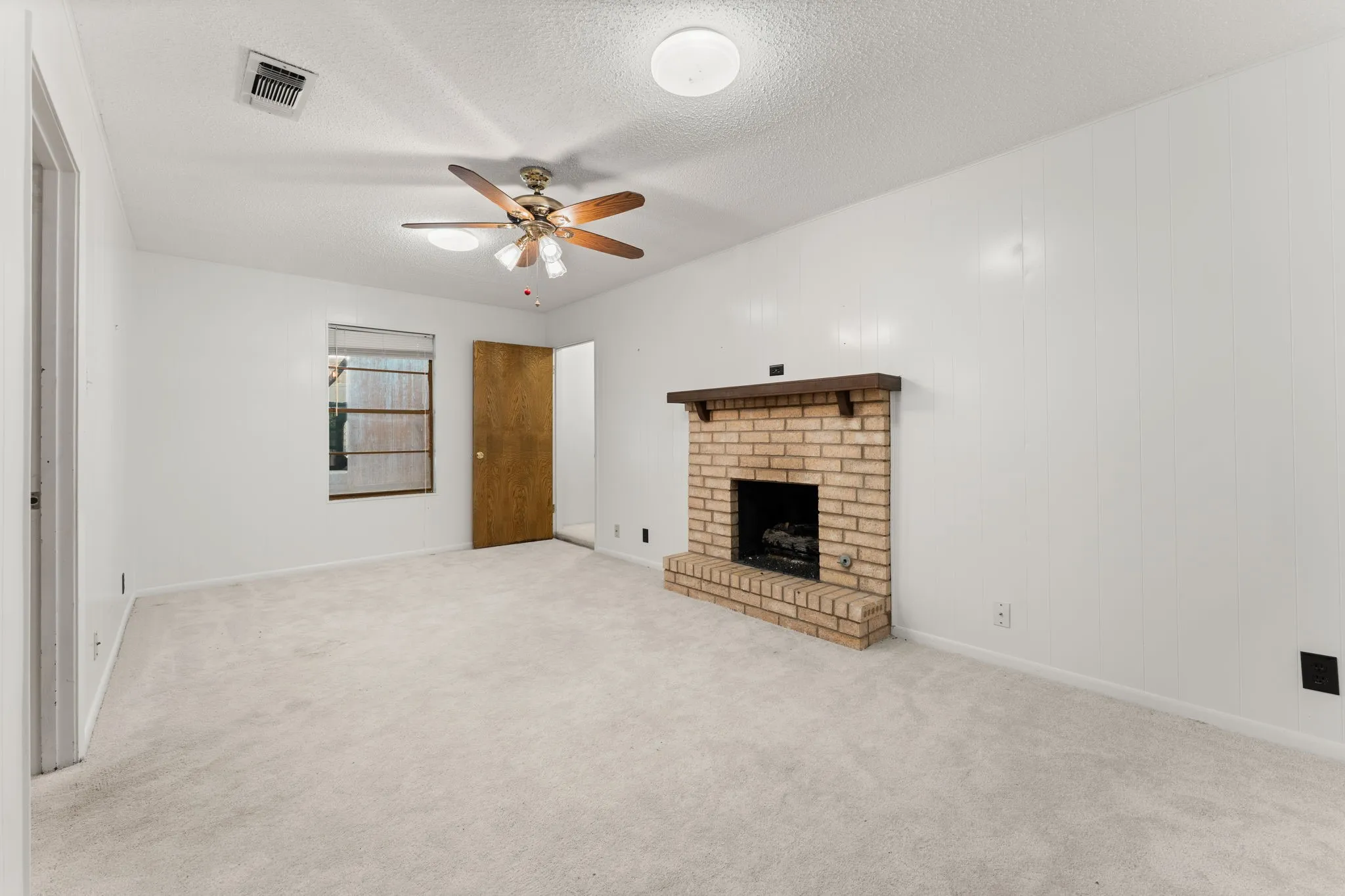 Single Family Residence For Sale in Bell County , 303 E 20th Avenue, Belton, Texas 76513, 3 Bedroom, 2 Bathroom, 2 Garage spaces, 1,559 Sqft, built in 1977, mls#21347581, Real Estate Agent in Belton, Homes For Sale in Bell county, Homes For Sale in Belton, Realtor in Belton Texas, Real Estate Brokerage Independent Realty Texas, Luminita Cordes Realtor