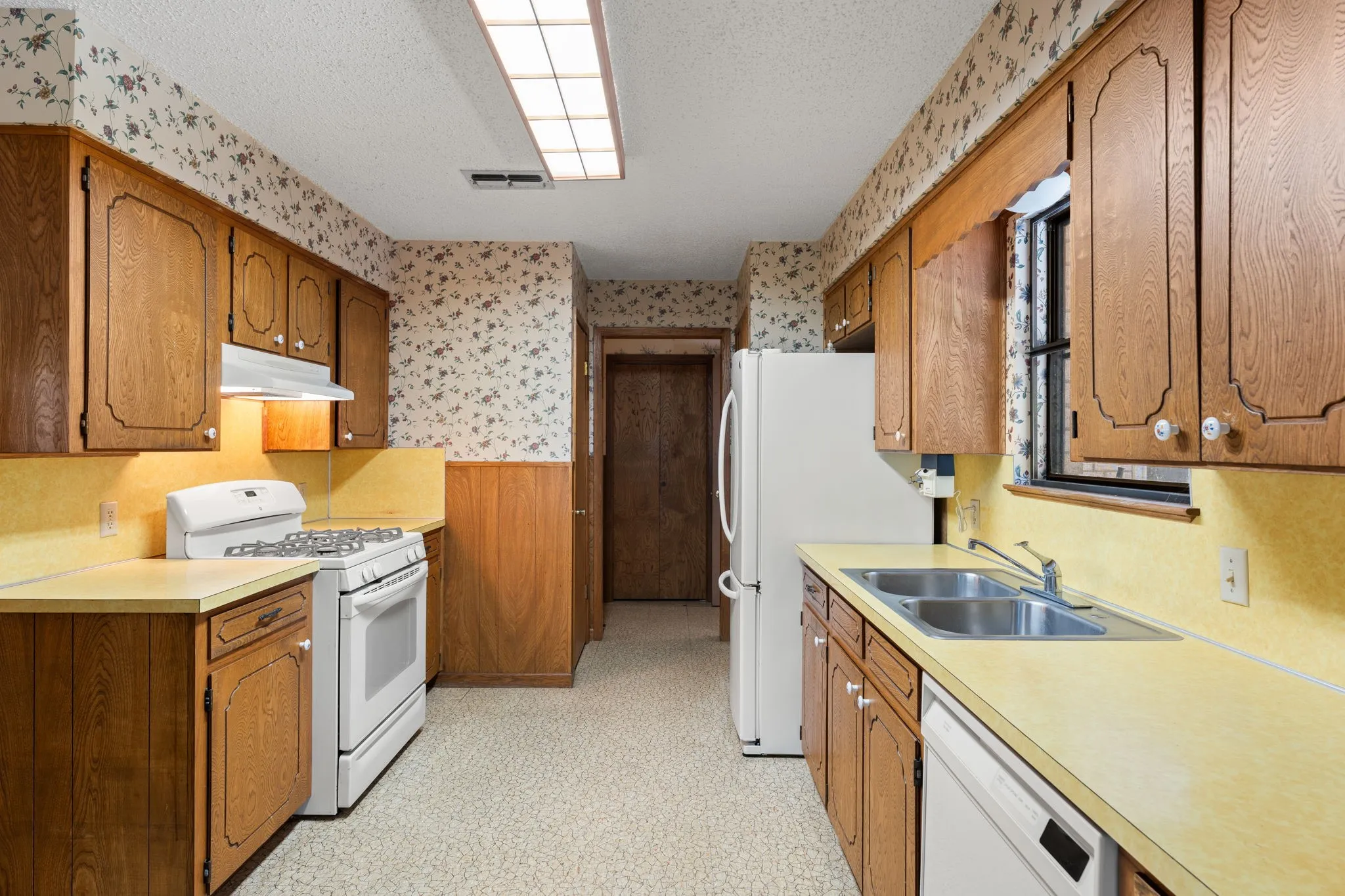 Single Family Residence For Sale in Bell County , 303 E 20th Avenue, Belton, Texas 76513, 3 Bedroom, 2 Bathroom, 2 Garage spaces, 1,559 Sqft, built in 1977, mls#21347581, Real Estate Agent in Belton, Homes For Sale in Bell county, Homes For Sale in Belton, Realtor in Belton Texas, Real Estate Brokerage Independent Realty Texas, Luminita Cordes Realtor