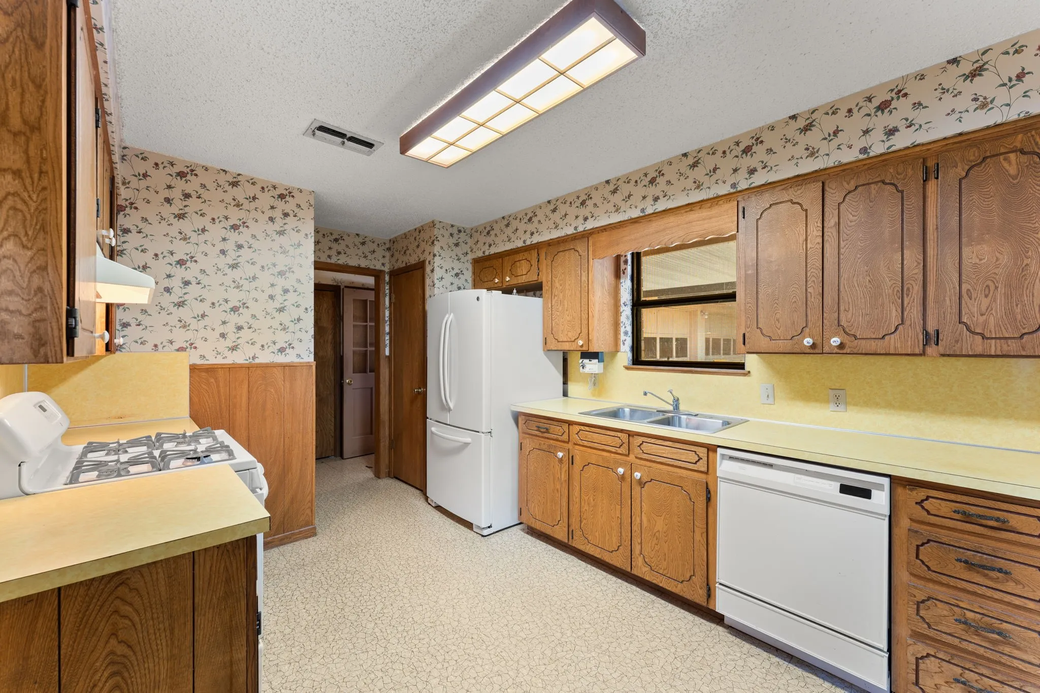 Single Family Residence For Sale in Bell County , 303 E 20th Avenue, Belton, Texas 76513, 3 Bedroom, 2 Bathroom, 2 Garage spaces, 1,559 Sqft, built in 1977, mls#21347581, Real Estate Agent in Belton, Homes For Sale in Bell county, Homes For Sale in Belton, Realtor in Belton Texas, Real Estate Brokerage Independent Realty Texas, Luminita Cordes Realtor