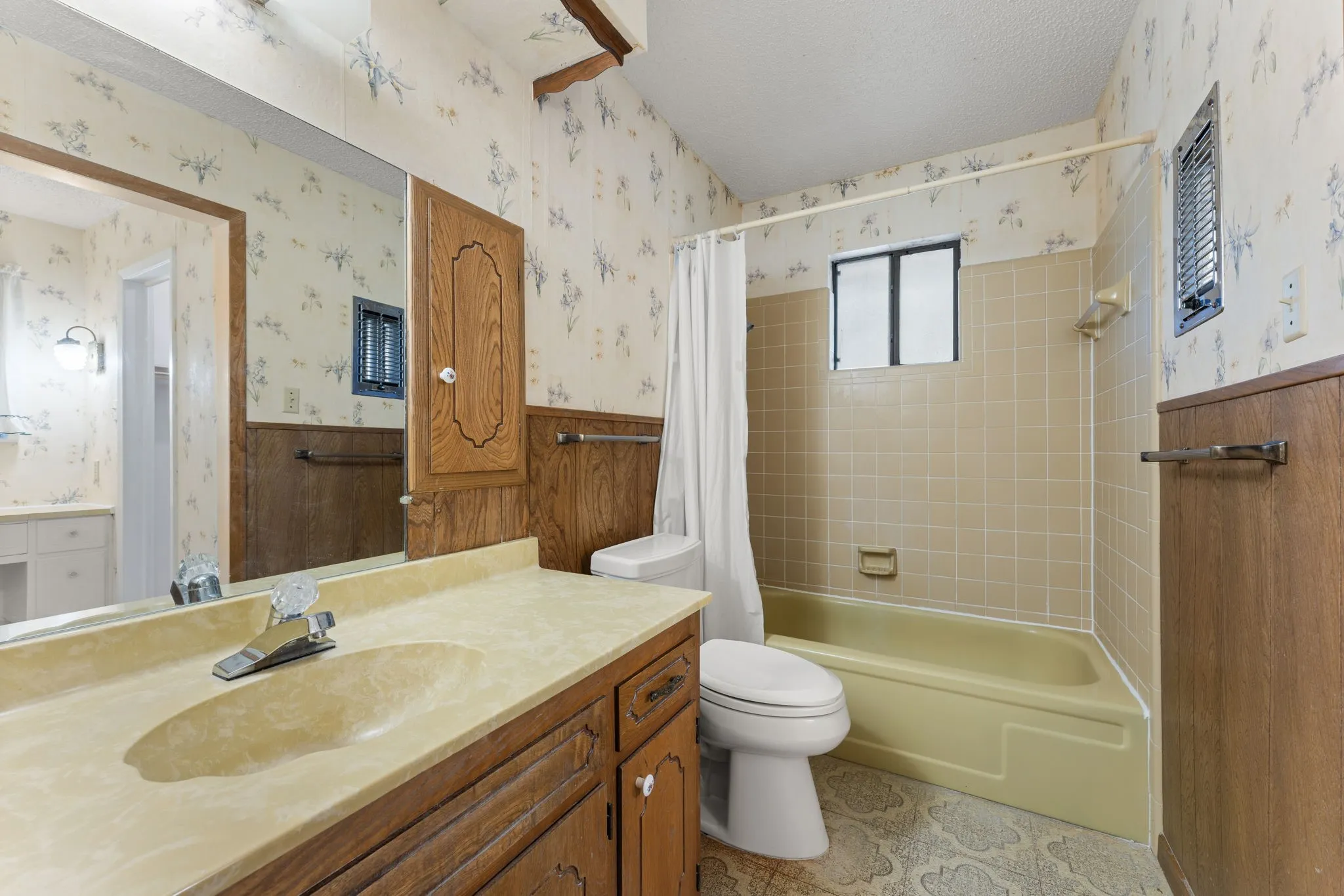 Single Family Residence For Sale in Bell County , 303 E 20th Avenue, Belton, Texas 76513, 3 Bedroom, 2 Bathroom, 2 Garage spaces, 1,559 Sqft, built in 1977, mls#21347581, Real Estate Agent in Belton, Homes For Sale in Bell county, Homes For Sale in Belton, Realtor in Belton Texas, Real Estate Brokerage Independent Realty Texas, Luminita Cordes Realtor