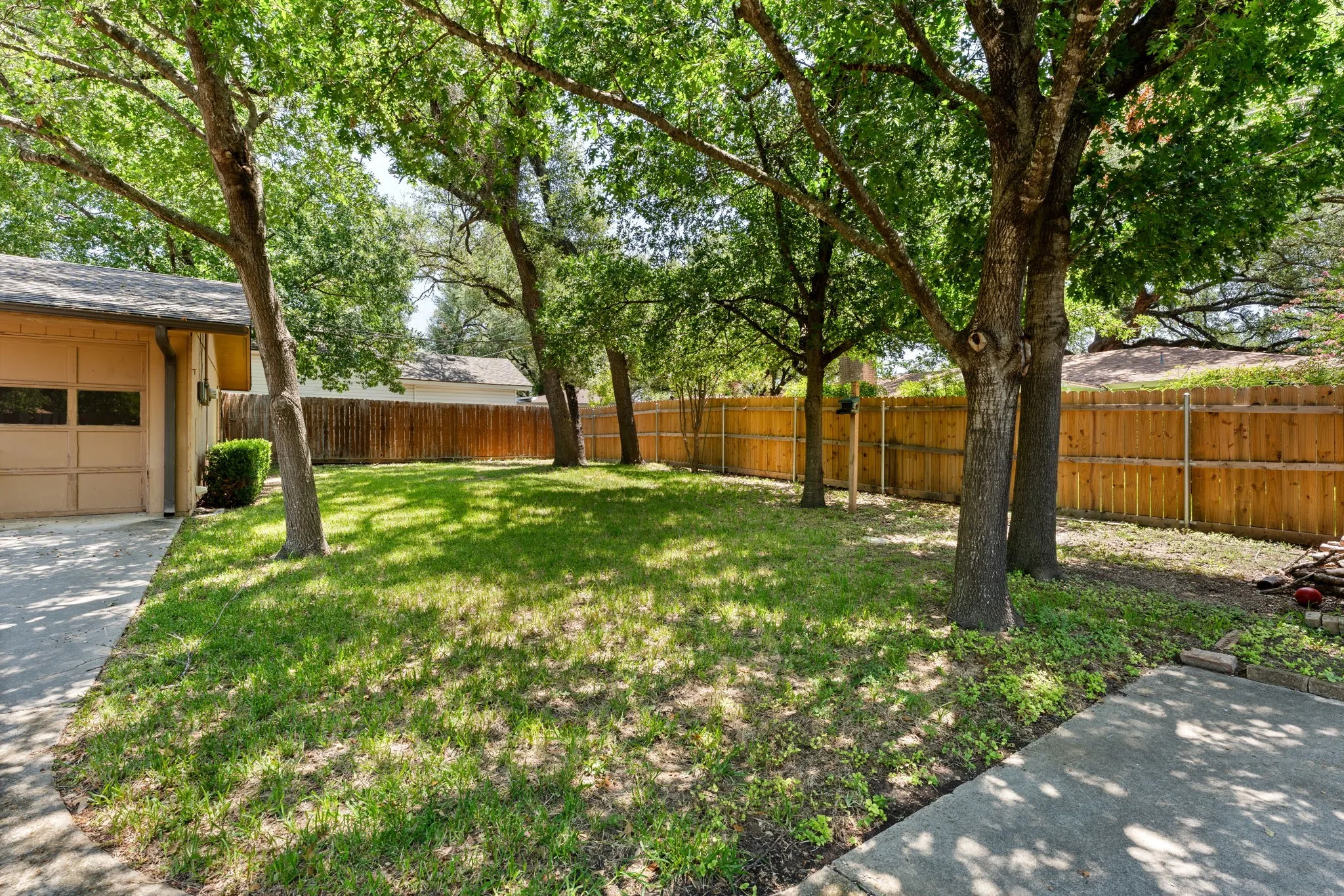 Single Family Residence For Sale in Bell County , 303 E 20th Avenue, Belton, Texas 76513, 3 Bedroom, 2 Bathroom, 2 Garage spaces, 1,559 Sqft, built in 1977, mls#21347581, Real Estate Agent in Belton, Homes For Sale in Bell county, Homes For Sale in Belton, Realtor in Belton Texas, Real Estate Brokerage Independent Realty Texas, Luminita Cordes Realtor