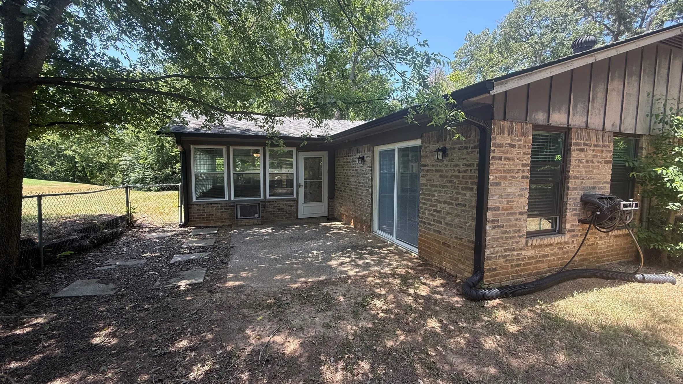 Single Family Residence For Sale in Smith County , 106 E Fairway Drive, Hideaway, Texas 75771, 3 Bedroom, 2 Bathroom, 2 Garage spaces, 1,706 Sqft, built in 1978, mls#21347958, Real Estate Agent in Hideaway, Homes For Sale in Smith county, Homes For Sale in Hideaway, Realtor in Hideaway Texas, Real Estate Brokerage Independent Realty Texas, Luminita Cordes Realtor