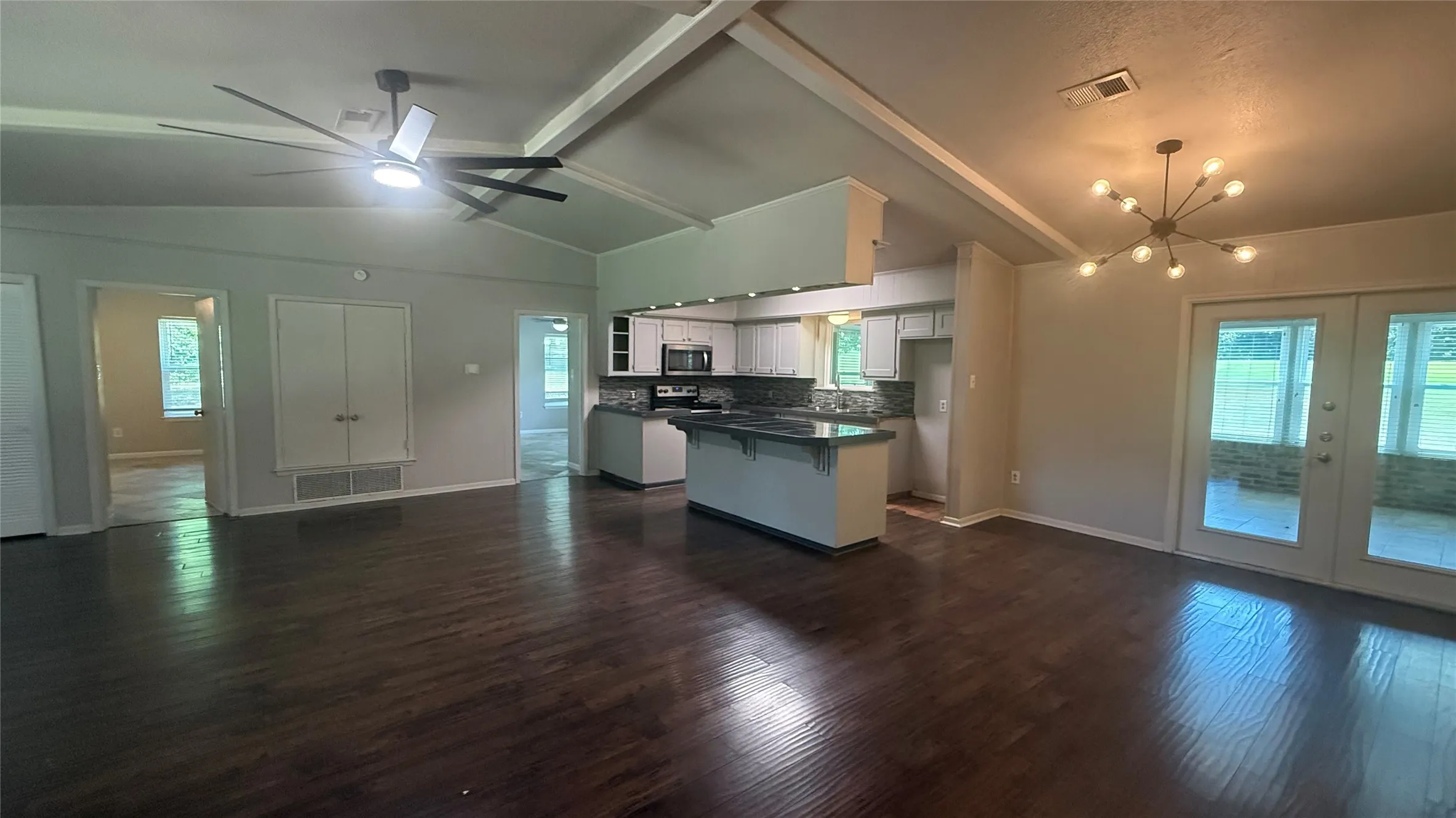 Single Family Residence For Sale in Smith County , 106 E Fairway Drive, Hideaway, Texas 75771, 3 Bedroom, 2 Bathroom, 2 Garage spaces, 1,706 Sqft, built in 1978, mls#21347958, Real Estate Agent in Hideaway, Homes For Sale in Smith county, Homes For Sale in Hideaway, Realtor in Hideaway Texas, Real Estate Brokerage Independent Realty Texas, Luminita Cordes Realtor