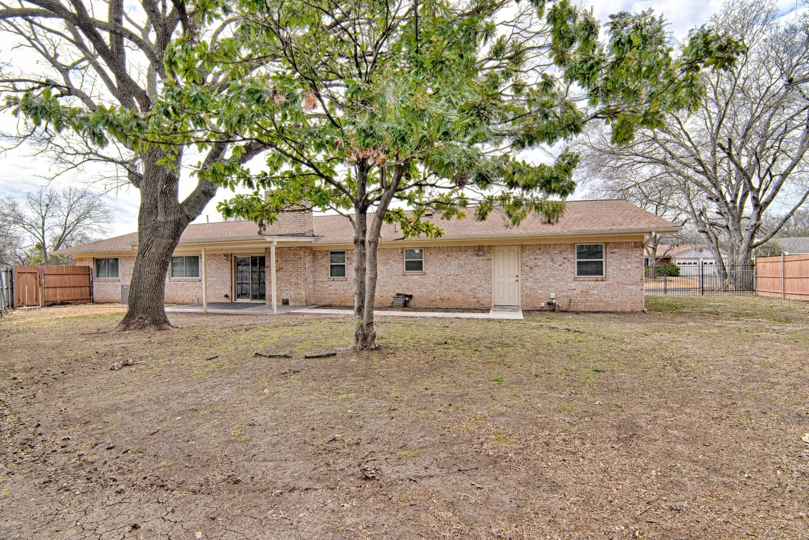 Single Family Residence For Rent in Tarrant County , 7233 Overhill Road, Fort Worth, Texas 76116, 3 Bedroom, 2 Bathroom, 2 Garage spaces, 2,048 Sqft, built in 1963, mls#21349412, Real Estate Agent in Fort Worth, Homes For Rent in Tarrant county, Homes For Rent in Fort Worth, Realtor in Fort Worth Texas, Real Estate Brokerage Independent Realty Texas, Luminita Cordes Realtor