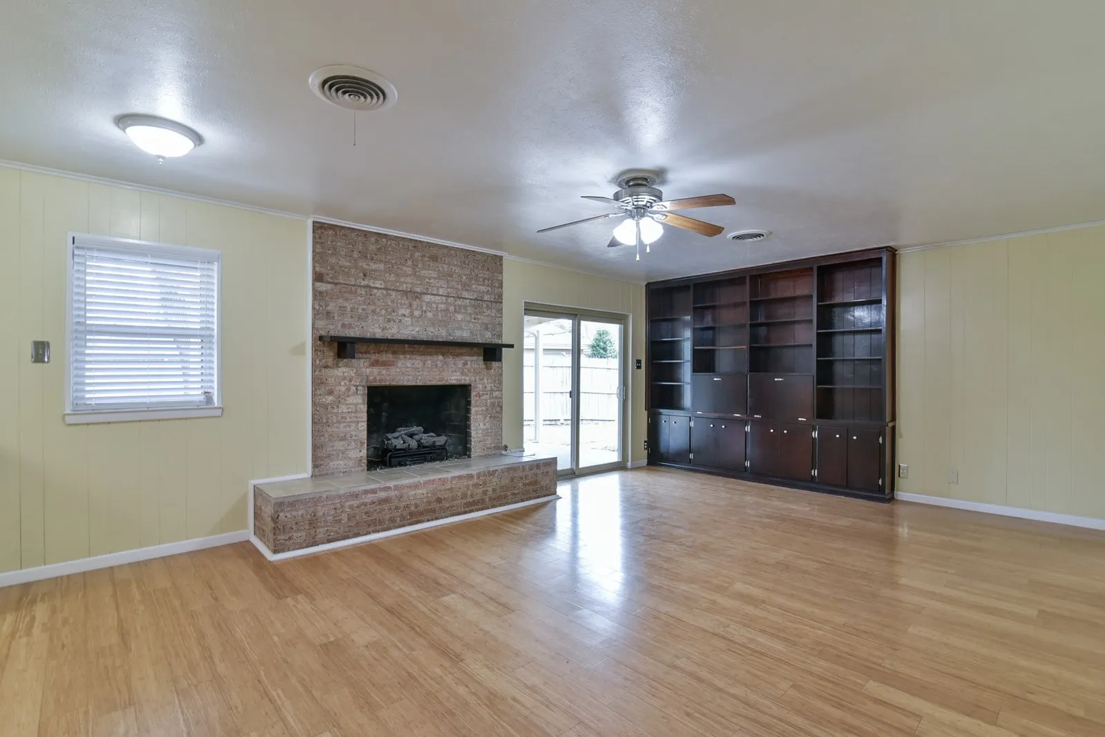 Single Family Residence For Rent in Tarrant County , 7233 Overhill Road, Fort Worth, Texas 76116, 3 Bedroom, 2 Bathroom, 2 Garage spaces, 2,048 Sqft, built in 1963, mls#21349412, Real Estate Agent in Fort Worth, Homes For Rent in Tarrant county, Homes For Rent in Fort Worth, Realtor in Fort Worth Texas, Real Estate Brokerage Independent Realty Texas, Luminita Cordes Realtor