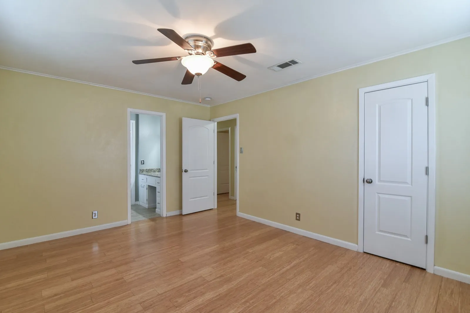 Single Family Residence For Rent in Tarrant County , 7233 Overhill Road, Fort Worth, Texas 76116, 3 Bedroom, 2 Bathroom, 2 Garage spaces, 2,048 Sqft, built in 1963, mls#21349412, Real Estate Agent in Fort Worth, Homes For Rent in Tarrant county, Homes For Rent in Fort Worth, Realtor in Fort Worth Texas, Real Estate Brokerage Independent Realty Texas, Luminita Cordes Realtor