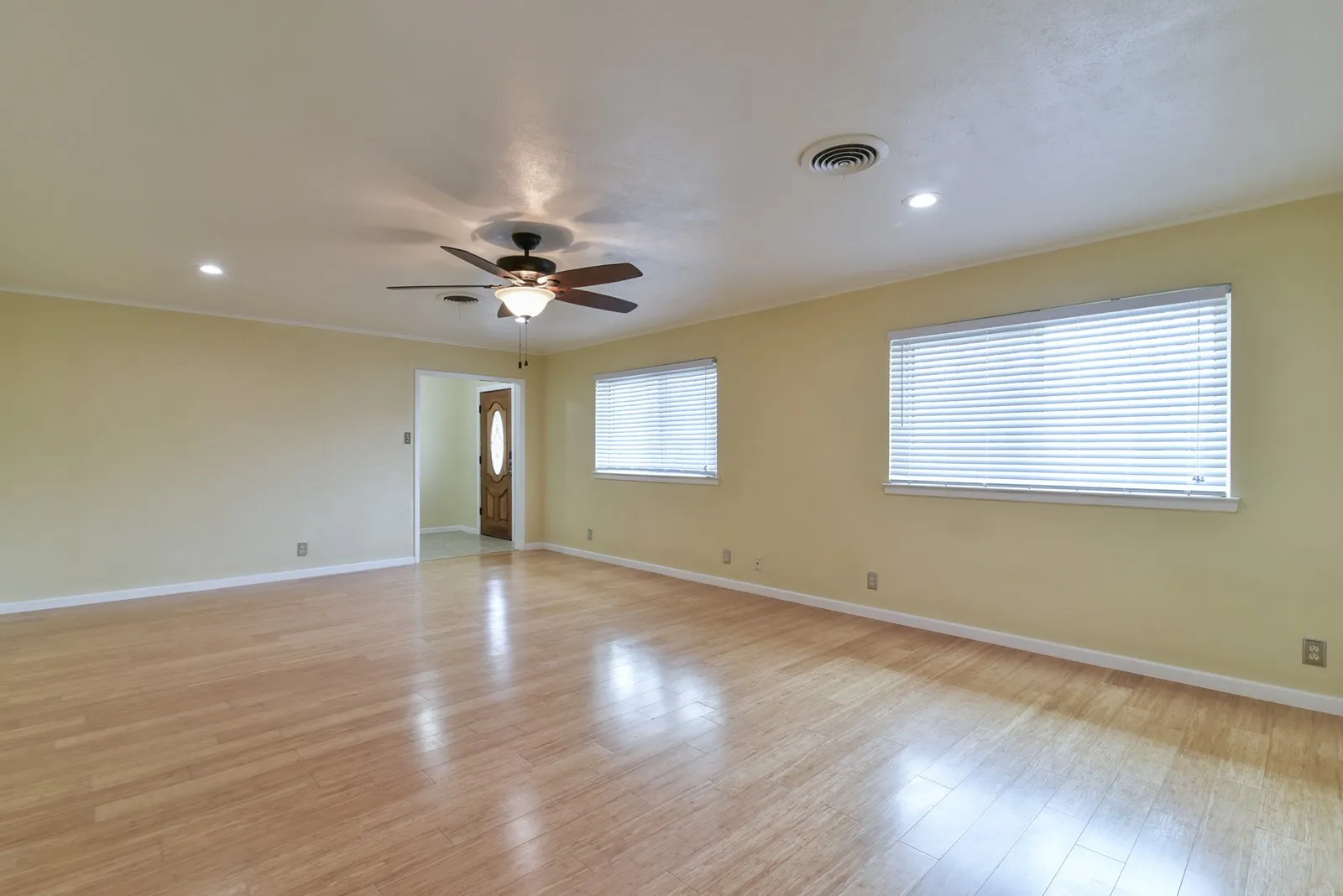 Single Family Residence For Rent in Tarrant County , 7233 Overhill Road, Fort Worth, Texas 76116, 3 Bedroom, 2 Bathroom, 2 Garage spaces, 2,048 Sqft, built in 1963, mls#21349412, Real Estate Agent in Fort Worth, Homes For Rent in Tarrant county, Homes For Rent in Fort Worth, Realtor in Fort Worth Texas, Real Estate Brokerage Independent Realty Texas, Luminita Cordes Realtor