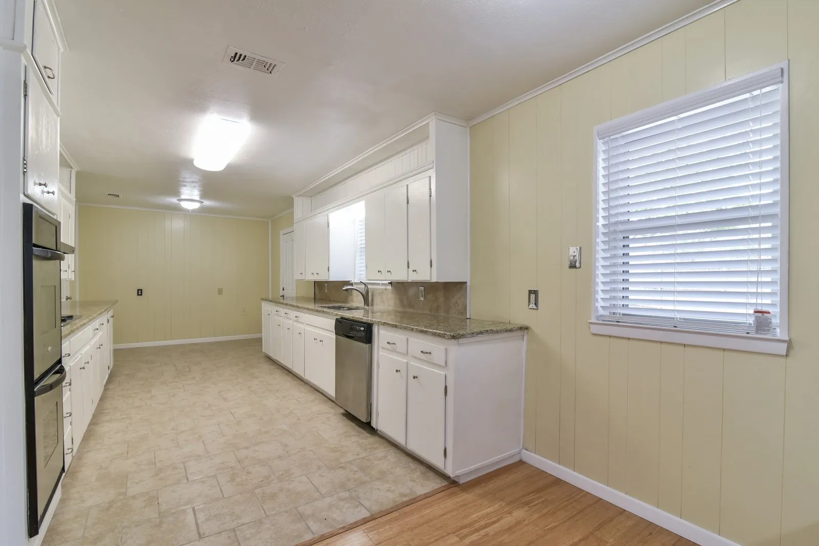 Single Family Residence For Rent in Tarrant County , 7233 Overhill Road, Fort Worth, Texas 76116, 3 Bedroom, 2 Bathroom, 2 Garage spaces, 2,048 Sqft, built in 1963, mls#21349412, Real Estate Agent in Fort Worth, Homes For Rent in Tarrant county, Homes For Rent in Fort Worth, Realtor in Fort Worth Texas, Real Estate Brokerage Independent Realty Texas, Luminita Cordes Realtor