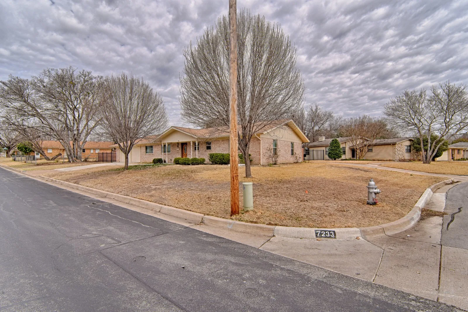 Single Family Residence For Rent in Tarrant County , 7233 Overhill Road, Fort Worth, Texas 76116, 3 Bedroom, 2 Bathroom, 2 Garage spaces, 2,048 Sqft, built in 1963, mls#21349412, Real Estate Agent in Fort Worth, Homes For Rent in Tarrant county, Homes For Rent in Fort Worth, Realtor in Fort Worth Texas, Real Estate Brokerage Independent Realty Texas, Luminita Cordes Realtor