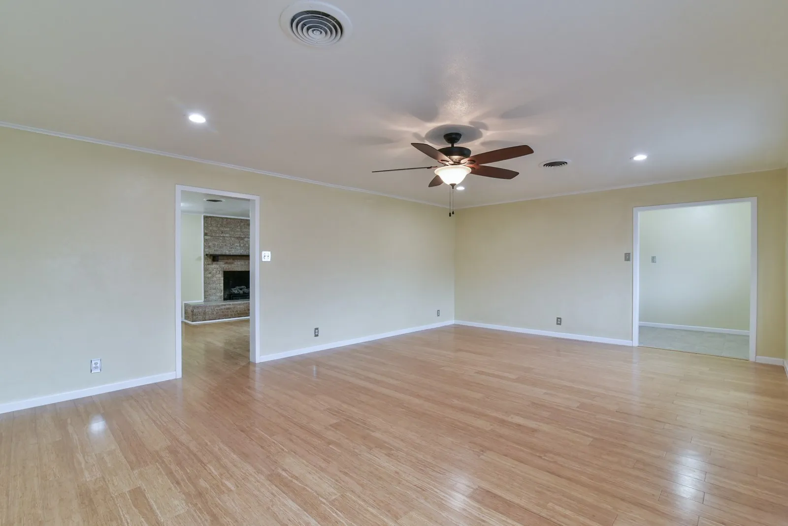 Single Family Residence For Rent in Tarrant County , 7233 Overhill Road, Fort Worth, Texas 76116, 3 Bedroom, 2 Bathroom, 2 Garage spaces, 2,048 Sqft, built in 1963, mls#21349412, Real Estate Agent in Fort Worth, Homes For Rent in Tarrant county, Homes For Rent in Fort Worth, Realtor in Fort Worth Texas, Real Estate Brokerage Independent Realty Texas, Luminita Cordes Realtor