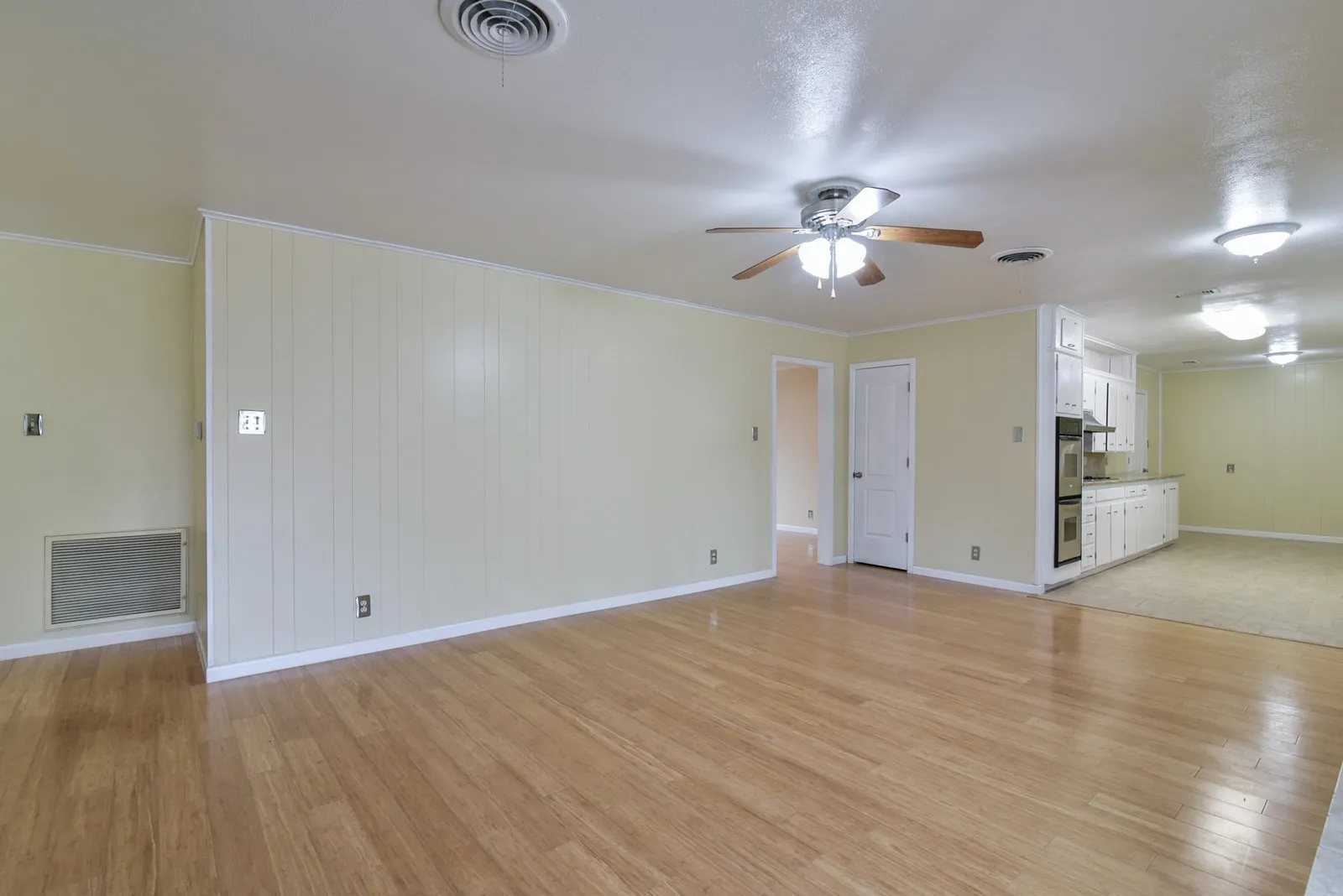 Single Family Residence For Rent in Tarrant County , 7233 Overhill Road, Fort Worth, Texas 76116, 3 Bedroom, 2 Bathroom, 2 Garage spaces, 2,048 Sqft, built in 1963, mls#21349412, Real Estate Agent in Fort Worth, Homes For Rent in Tarrant county, Homes For Rent in Fort Worth, Realtor in Fort Worth Texas, Real Estate Brokerage Independent Realty Texas, Luminita Cordes Realtor