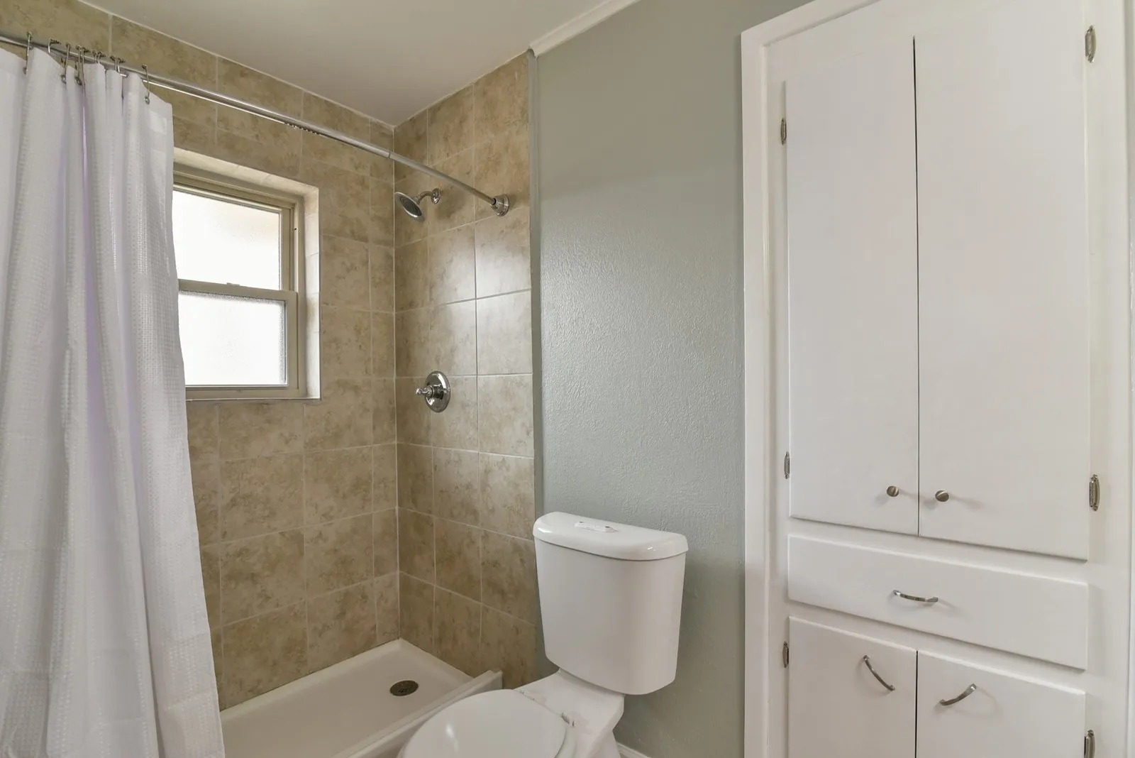 Single Family Residence For Rent in Tarrant County , 7233 Overhill Road, Fort Worth, Texas 76116, 3 Bedroom, 2 Bathroom, 2 Garage spaces, 2,048 Sqft, built in 1963, mls#21349412, Real Estate Agent in Fort Worth, Homes For Rent in Tarrant county, Homes For Rent in Fort Worth, Realtor in Fort Worth Texas, Real Estate Brokerage Independent Realty Texas, Luminita Cordes Realtor