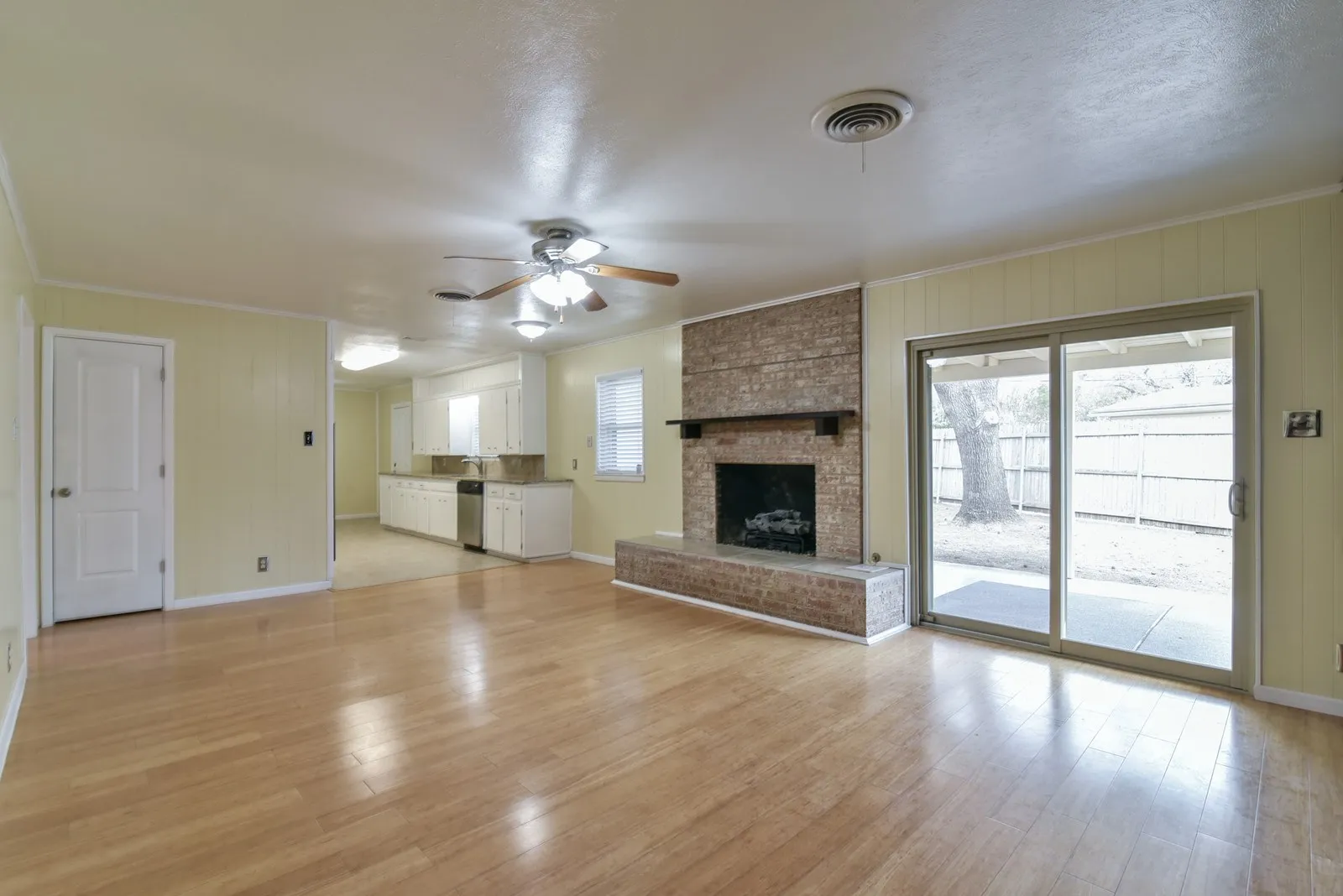 Single Family Residence For Rent in Tarrant County , 7233 Overhill Road, Fort Worth, Texas 76116, 3 Bedroom, 2 Bathroom, 2 Garage spaces, 2,048 Sqft, built in 1963, mls#21349412, Real Estate Agent in Fort Worth, Homes For Rent in Tarrant county, Homes For Rent in Fort Worth, Realtor in Fort Worth Texas, Real Estate Brokerage Independent Realty Texas, Luminita Cordes Realtor