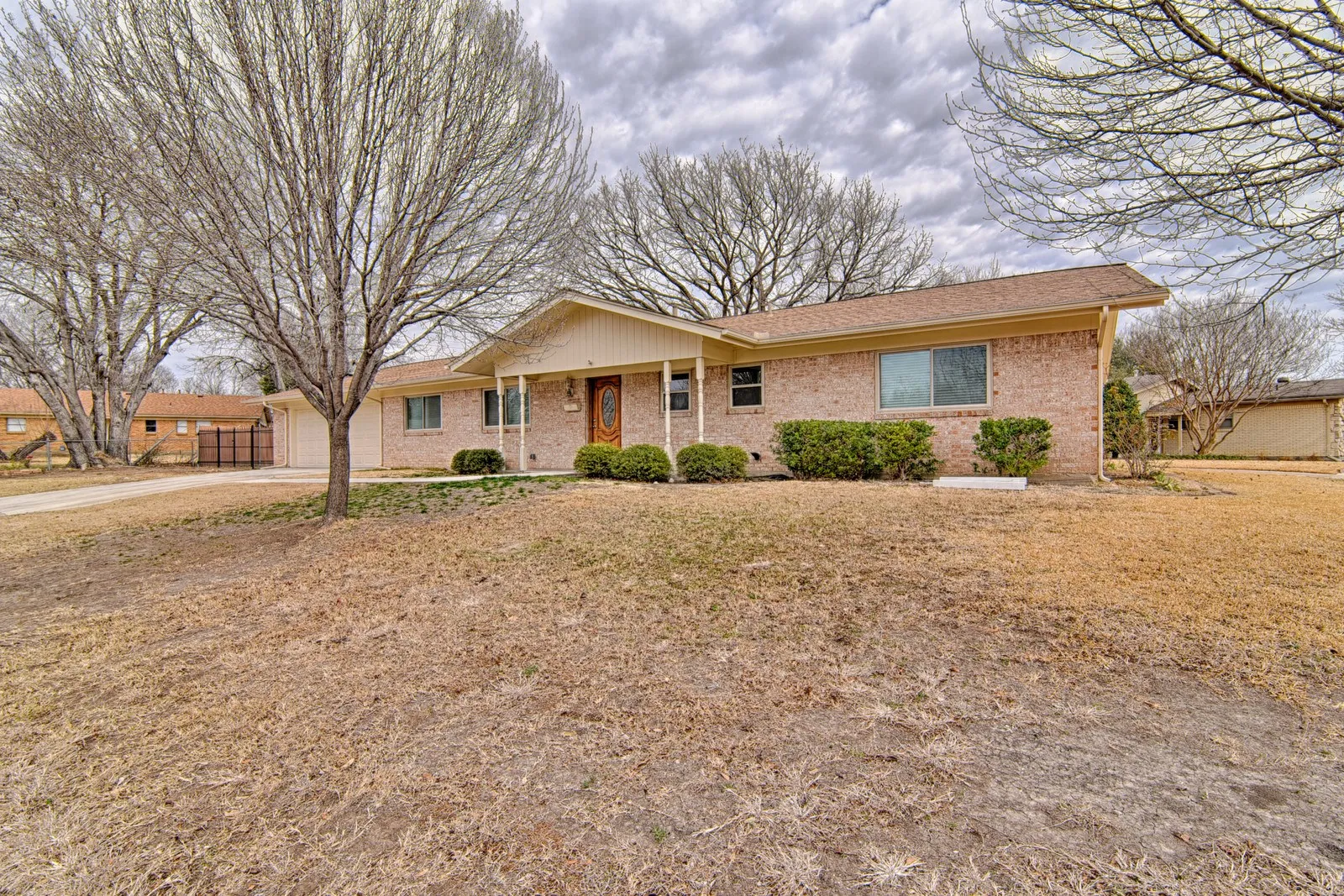 Single Family Residence For Rent in Tarrant County , 7233 Overhill Road, Fort Worth, Texas 76116, 3 Bedroom, 2 Bathroom, 2 Garage spaces, 2,048 Sqft, built in 1963, mls#21349412, Real Estate Agent in Fort Worth, Homes For Rent in Tarrant county, Homes For Rent in Fort Worth, Realtor in Fort Worth Texas, Real Estate Brokerage Independent Realty Texas, Luminita Cordes Realtor