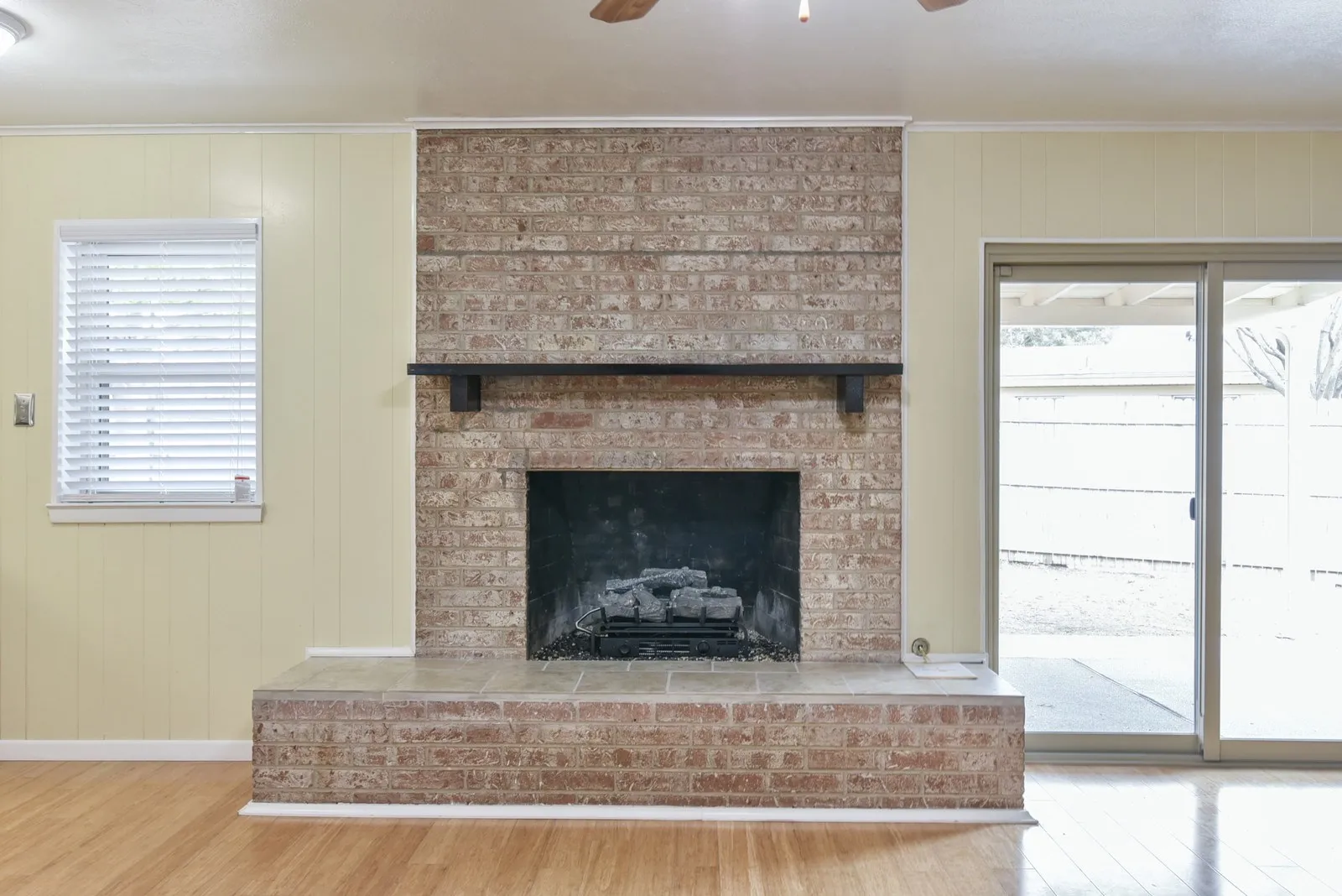 Single Family Residence For Rent in Tarrant County , 7233 Overhill Road, Fort Worth, Texas 76116, 3 Bedroom, 2 Bathroom, 2 Garage spaces, 2,048 Sqft, built in 1963, mls#21349412, Real Estate Agent in Fort Worth, Homes For Rent in Tarrant county, Homes For Rent in Fort Worth, Realtor in Fort Worth Texas, Real Estate Brokerage Independent Realty Texas, Luminita Cordes Realtor
