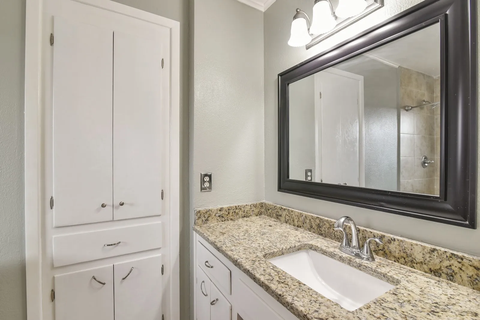 Single Family Residence For Rent in Tarrant County , 7233 Overhill Road, Fort Worth, Texas 76116, 3 Bedroom, 2 Bathroom, 2 Garage spaces, 2,048 Sqft, built in 1963, mls#21349412, Real Estate Agent in Fort Worth, Homes For Rent in Tarrant county, Homes For Rent in Fort Worth, Realtor in Fort Worth Texas, Real Estate Brokerage Independent Realty Texas, Luminita Cordes Realtor