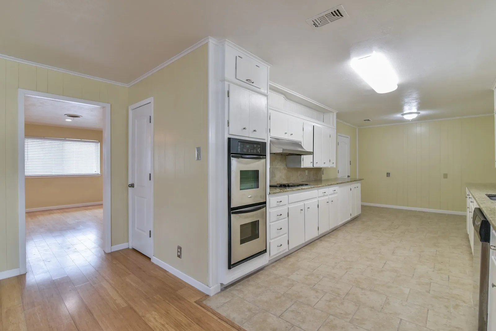 Single Family Residence For Rent in Tarrant County , 7233 Overhill Road, Fort Worth, Texas 76116, 3 Bedroom, 2 Bathroom, 2 Garage spaces, 2,048 Sqft, built in 1963, mls#21349412, Real Estate Agent in Fort Worth, Homes For Rent in Tarrant county, Homes For Rent in Fort Worth, Realtor in Fort Worth Texas, Real Estate Brokerage Independent Realty Texas, Luminita Cordes Realtor