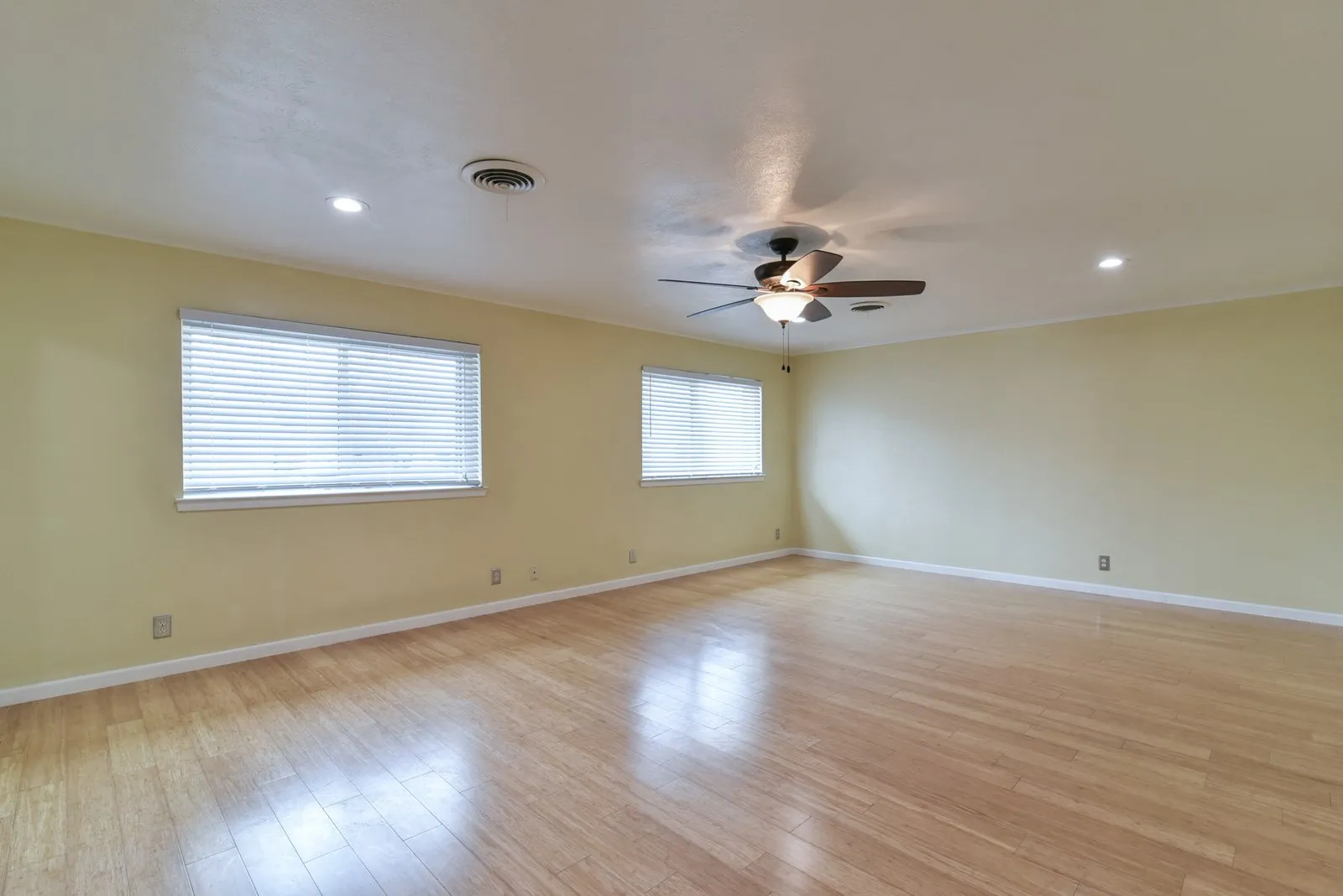 Single Family Residence For Rent in Tarrant County , 7233 Overhill Road, Fort Worth, Texas 76116, 3 Bedroom, 2 Bathroom, 2 Garage spaces, 2,048 Sqft, built in 1963, mls#21349412, Real Estate Agent in Fort Worth, Homes For Rent in Tarrant county, Homes For Rent in Fort Worth, Realtor in Fort Worth Texas, Real Estate Brokerage Independent Realty Texas, Luminita Cordes Realtor
