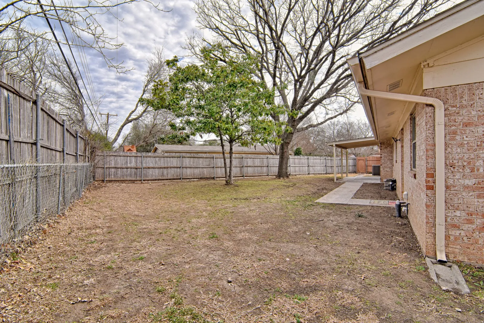 Single Family Residence For Rent in Tarrant County , 7233 Overhill Road, Fort Worth, Texas 76116, 3 Bedroom, 2 Bathroom, 2 Garage spaces, 2,048 Sqft, built in 1963, mls#21349412, Real Estate Agent in Fort Worth, Homes For Rent in Tarrant county, Homes For Rent in Fort Worth, Realtor in Fort Worth Texas, Real Estate Brokerage Independent Realty Texas, Luminita Cordes Realtor