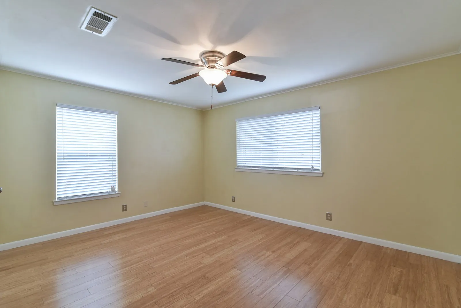 Single Family Residence For Rent in Tarrant County , 7233 Overhill Road, Fort Worth, Texas 76116, 3 Bedroom, 2 Bathroom, 2 Garage spaces, 2,048 Sqft, built in 1963, mls#21349412, Real Estate Agent in Fort Worth, Homes For Rent in Tarrant county, Homes For Rent in Fort Worth, Realtor in Fort Worth Texas, Real Estate Brokerage Independent Realty Texas, Luminita Cordes Realtor