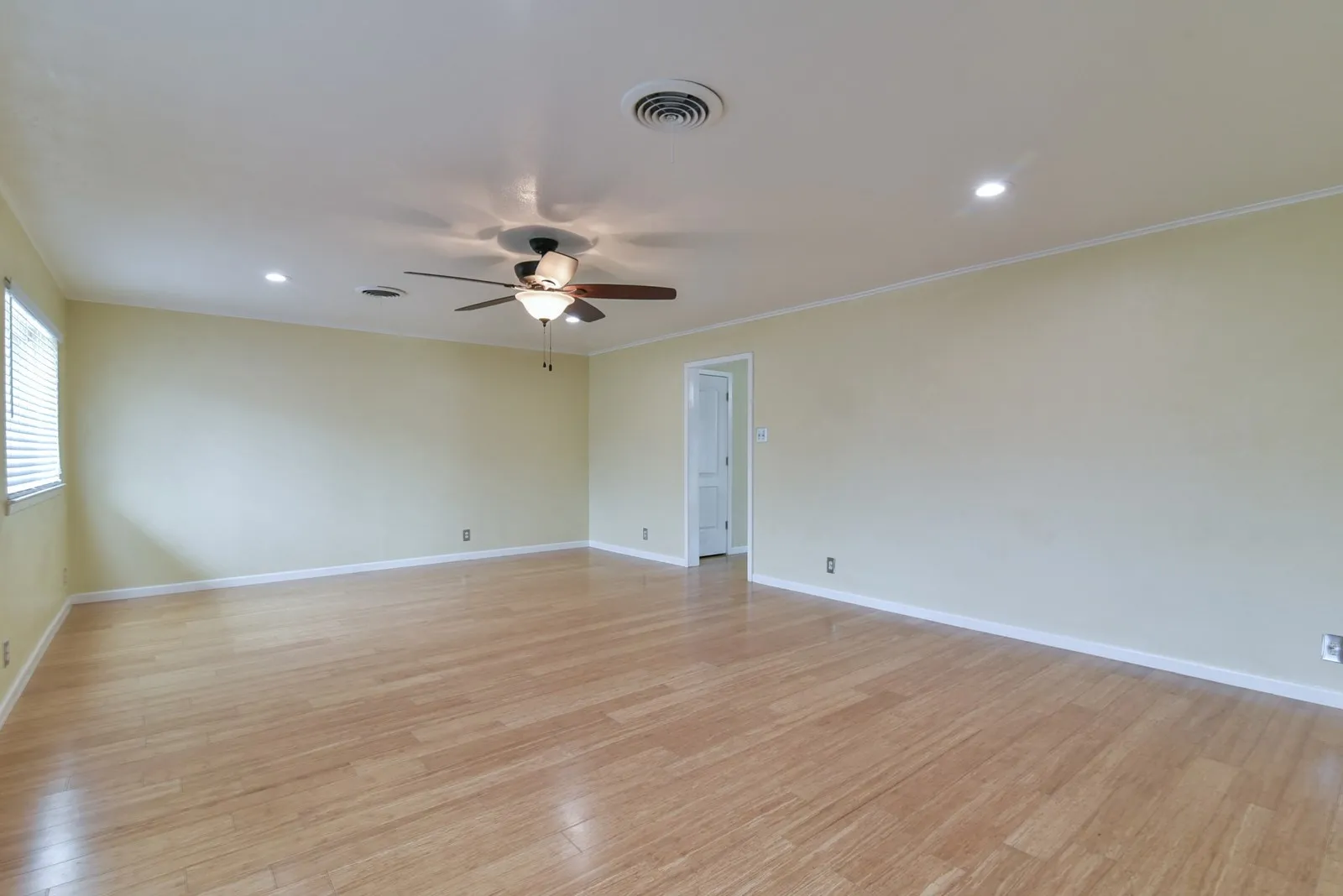 Single Family Residence For Rent in Tarrant County , 7233 Overhill Road, Fort Worth, Texas 76116, 3 Bedroom, 2 Bathroom, 2 Garage spaces, 2,048 Sqft, built in 1963, mls#21349412, Real Estate Agent in Fort Worth, Homes For Rent in Tarrant county, Homes For Rent in Fort Worth, Realtor in Fort Worth Texas, Real Estate Brokerage Independent Realty Texas, Luminita Cordes Realtor