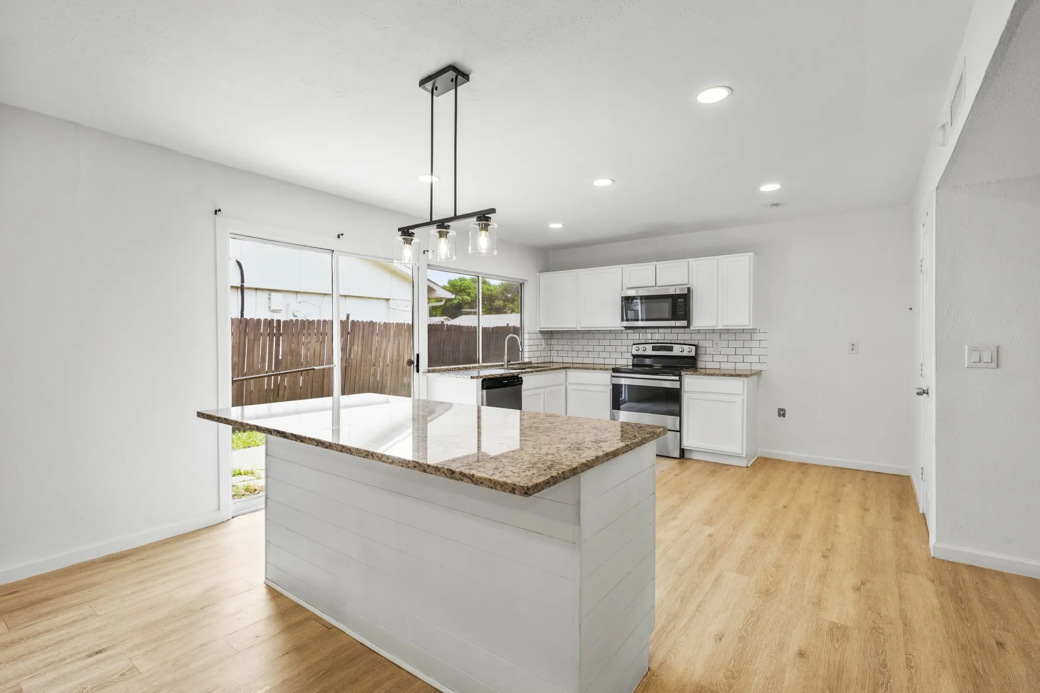 Single Family Residence For Rent in Denton County , 1824 Chamberlain Drive, Carrollton, Texas 75007, 3 Bedroom, 2 Bathroom, 2 Garage spaces, 1,480 Sqft, built in 1974, mls#21349456, Real Estate Agent in Carrollton, Homes For Rent in Denton county, Homes For Rent in Carrollton, Realtor in Carrollton Texas, Real Estate Brokerage Independent Realty Texas, Luminita Cordes Realtor