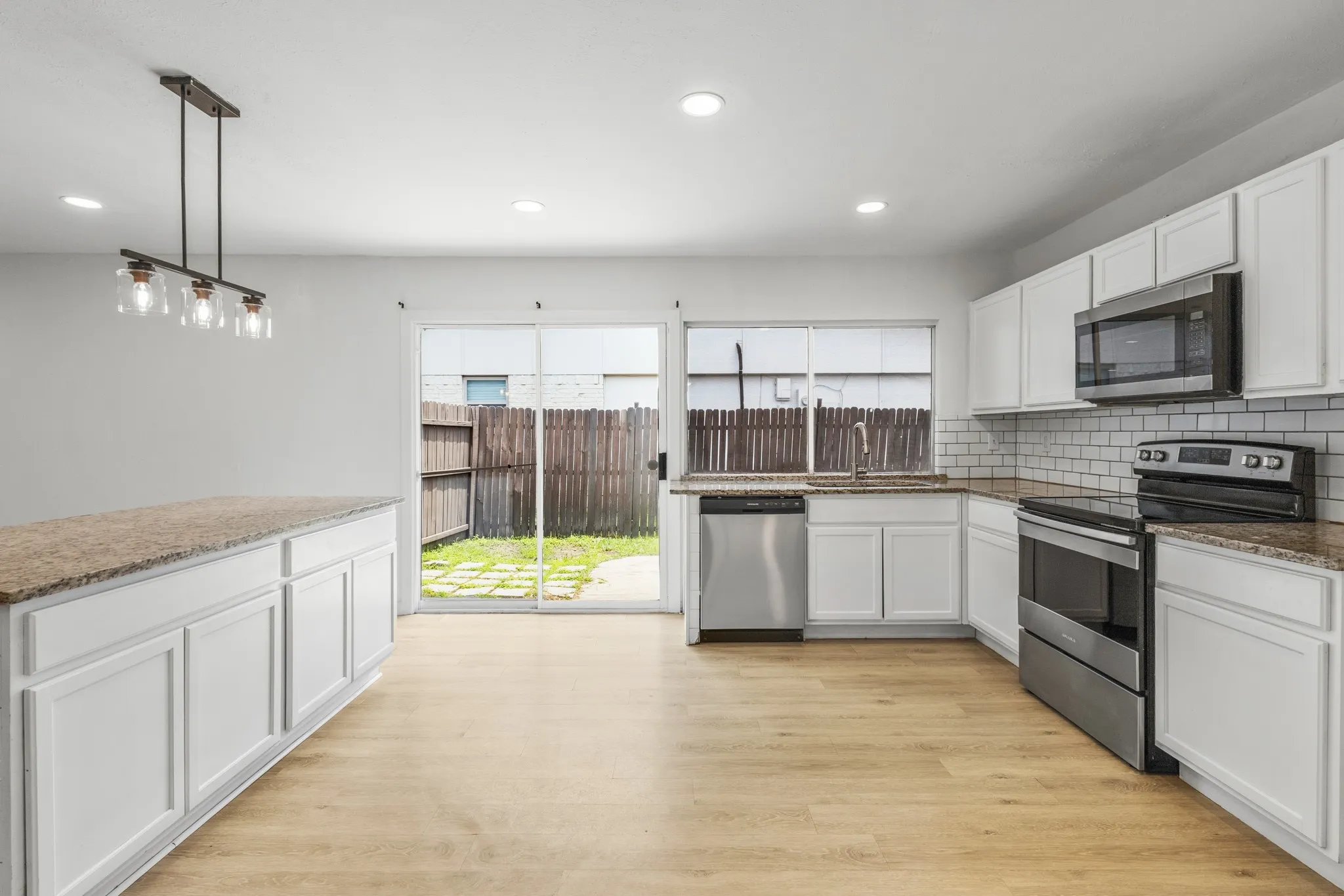 Single Family Residence For Rent in Denton County , 1824 Chamberlain Drive, Carrollton, Texas 75007, 3 Bedroom, 2 Bathroom, 2 Garage spaces, 1,480 Sqft, built in 1974, mls#21349456, Real Estate Agent in Carrollton, Homes For Rent in Denton county, Homes For Rent in Carrollton, Realtor in Carrollton Texas, Real Estate Brokerage Independent Realty Texas, Luminita Cordes Realtor