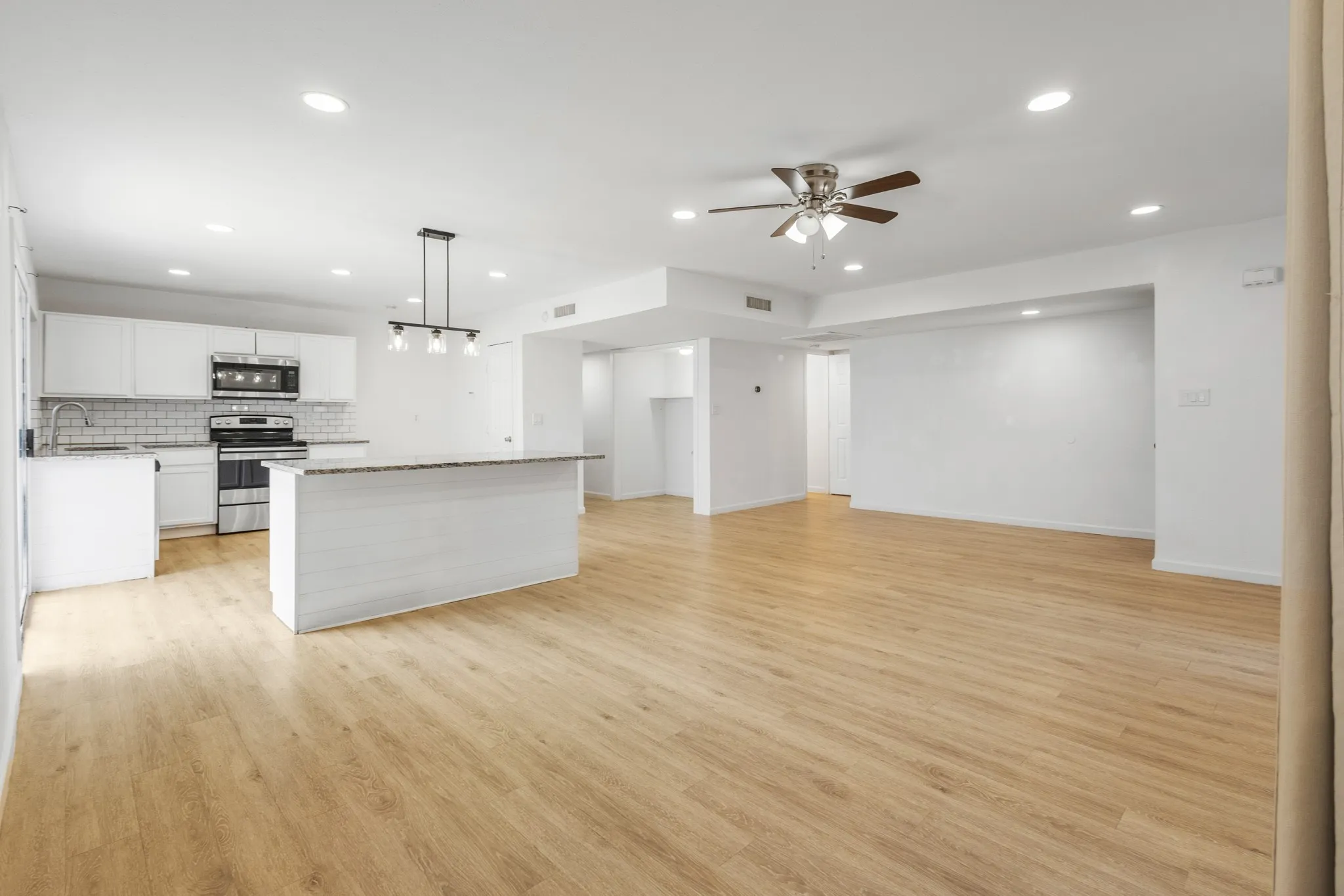 Single Family Residence For Rent in Denton County , 1824 Chamberlain Drive, Carrollton, Texas 75007, 3 Bedroom, 2 Bathroom, 2 Garage spaces, 1,480 Sqft, built in 1974, mls#21349456, Real Estate Agent in Carrollton, Homes For Rent in Denton county, Homes For Rent in Carrollton, Realtor in Carrollton Texas, Real Estate Brokerage Independent Realty Texas, Luminita Cordes Realtor
