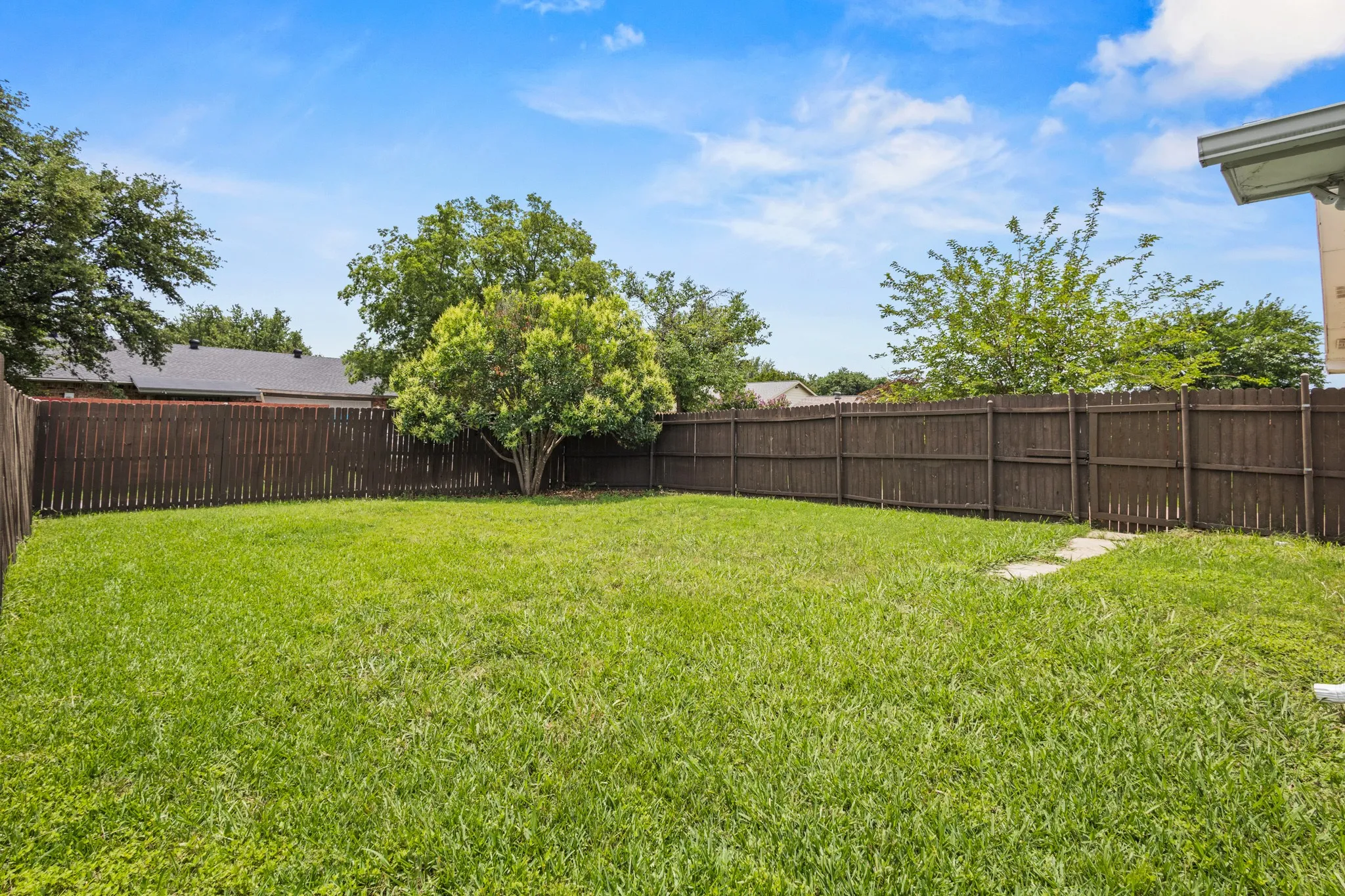 Single Family Residence For Rent in Denton County , 1824 Chamberlain Drive, Carrollton, Texas 75007, 3 Bedroom, 2 Bathroom, 2 Garage spaces, 1,480 Sqft, built in 1974, mls#21349456, Real Estate Agent in Carrollton, Homes For Rent in Denton county, Homes For Rent in Carrollton, Realtor in Carrollton Texas, Real Estate Brokerage Independent Realty Texas, Luminita Cordes Realtor
