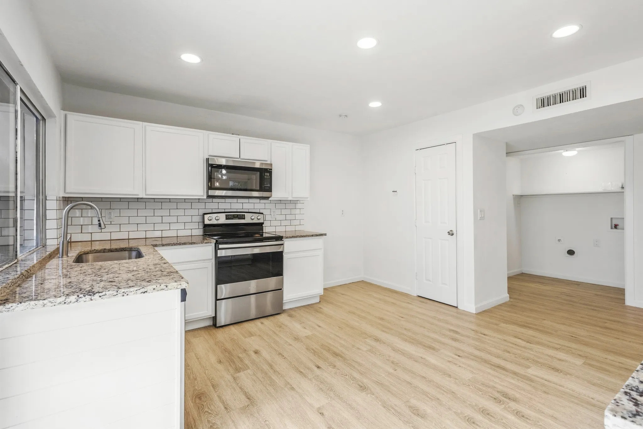 Single Family Residence For Rent in Denton County , 1824 Chamberlain Drive, Carrollton, Texas 75007, 3 Bedroom, 2 Bathroom, 2 Garage spaces, 1,480 Sqft, built in 1974, mls#21349456, Real Estate Agent in Carrollton, Homes For Rent in Denton county, Homes For Rent in Carrollton, Realtor in Carrollton Texas, Real Estate Brokerage Independent Realty Texas, Luminita Cordes Realtor