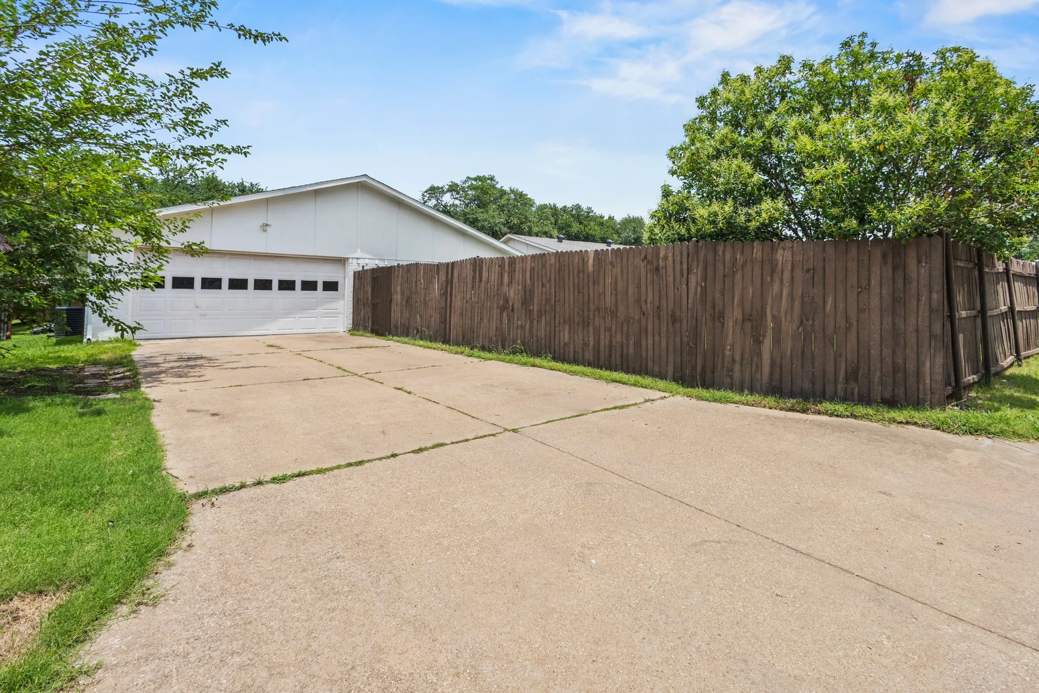 Single Family Residence For Rent in Denton County , 1824 Chamberlain Drive, Carrollton, Texas 75007, 3 Bedroom, 2 Bathroom, 2 Garage spaces, 1,480 Sqft, built in 1974, mls#21349456, Real Estate Agent in Carrollton, Homes For Rent in Denton county, Homes For Rent in Carrollton, Realtor in Carrollton Texas, Real Estate Brokerage Independent Realty Texas, Luminita Cordes Realtor