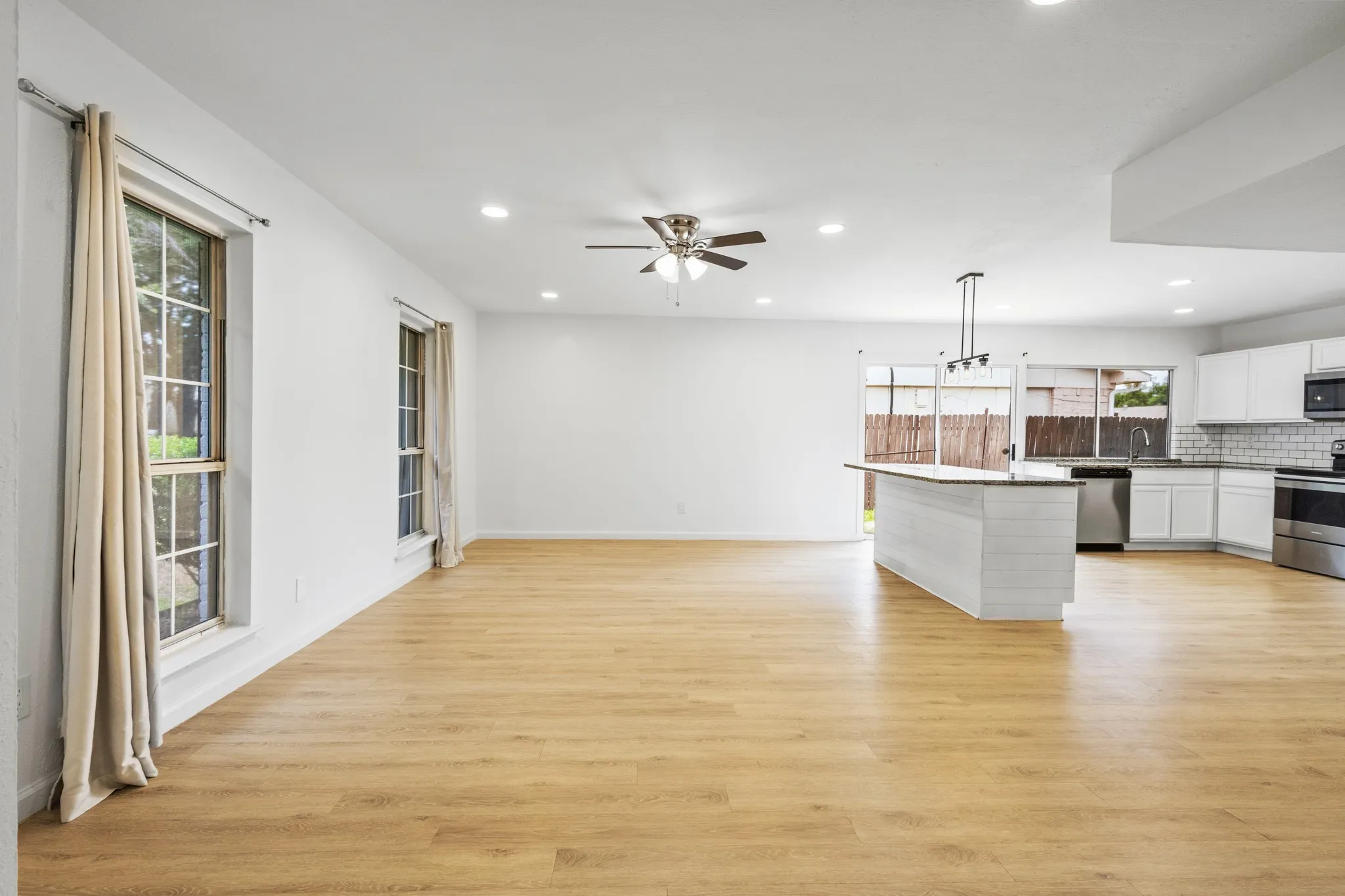 Single Family Residence For Rent in Denton County , 1824 Chamberlain Drive, Carrollton, Texas 75007, 3 Bedroom, 2 Bathroom, 2 Garage spaces, 1,480 Sqft, built in 1974, mls#21349456, Real Estate Agent in Carrollton, Homes For Rent in Denton county, Homes For Rent in Carrollton, Realtor in Carrollton Texas, Real Estate Brokerage Independent Realty Texas, Luminita Cordes Realtor