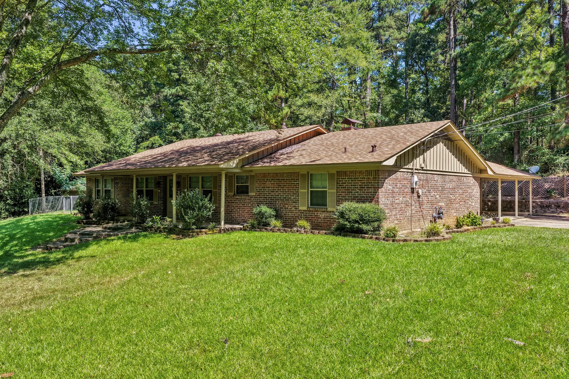 Single Family Residence For Sale in Morris County , 410 S Willis Street, Daingerfield, Texas 75638, 3 Bedroom, 2 Bathroom, Garage spaces, 2,108 Sqft, built in 1972, mls#21349464, Real Estate Agent in Daingerfield, Homes For Sale in Morris county, Homes For Sale in Daingerfield, Realtor in Daingerfield Texas, Real Estate Brokerage Independent Realty Texas, Luminita Cordes Realtor