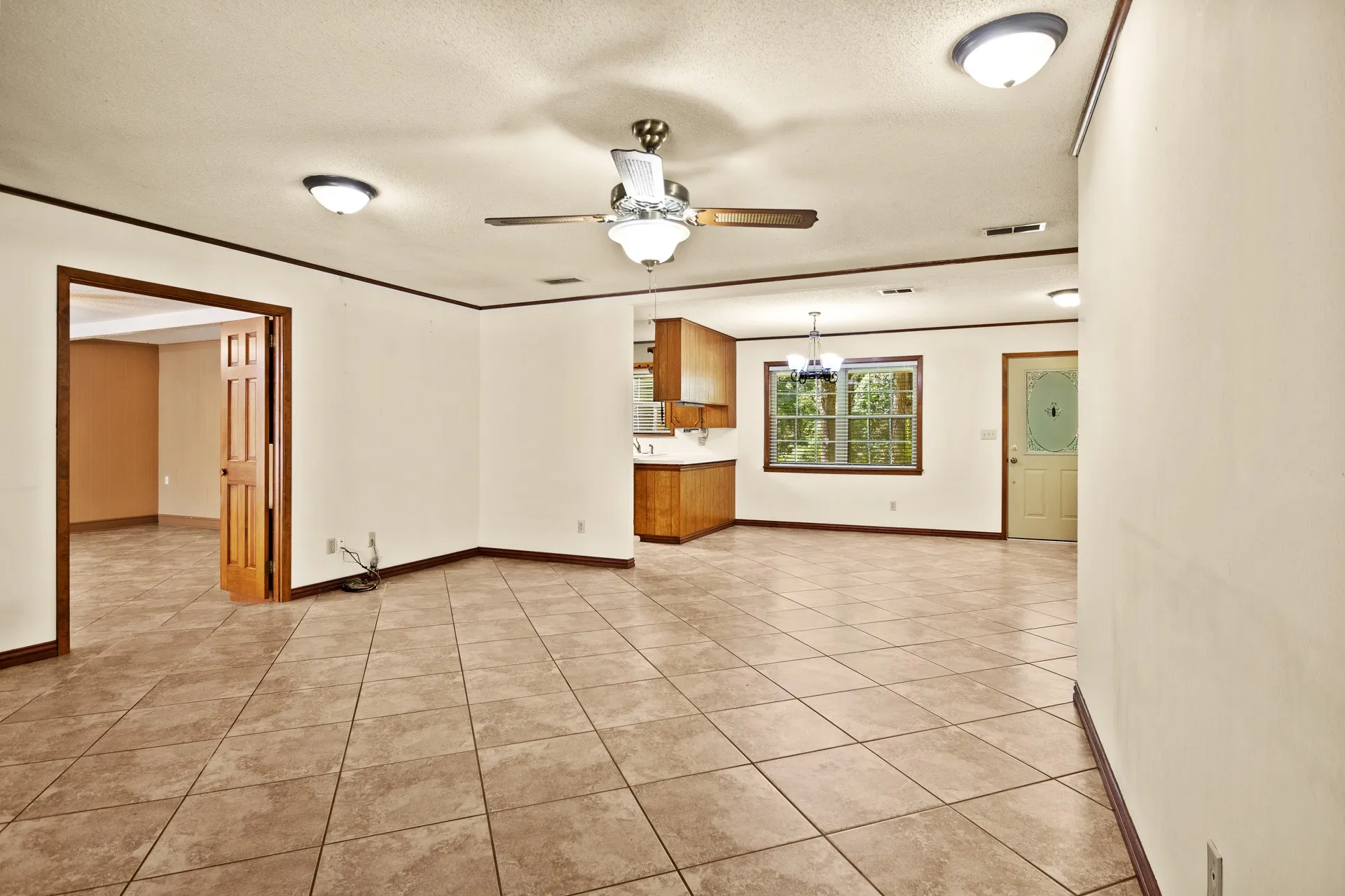 Single Family Residence For Sale in Morris County , 410 S Willis Street, Daingerfield, Texas 75638, 3 Bedroom, 2 Bathroom, Garage spaces, 2,108 Sqft, built in 1972, mls#21349464, Real Estate Agent in Daingerfield, Homes For Sale in Morris county, Homes For Sale in Daingerfield, Realtor in Daingerfield Texas, Real Estate Brokerage Independent Realty Texas, Luminita Cordes Realtor