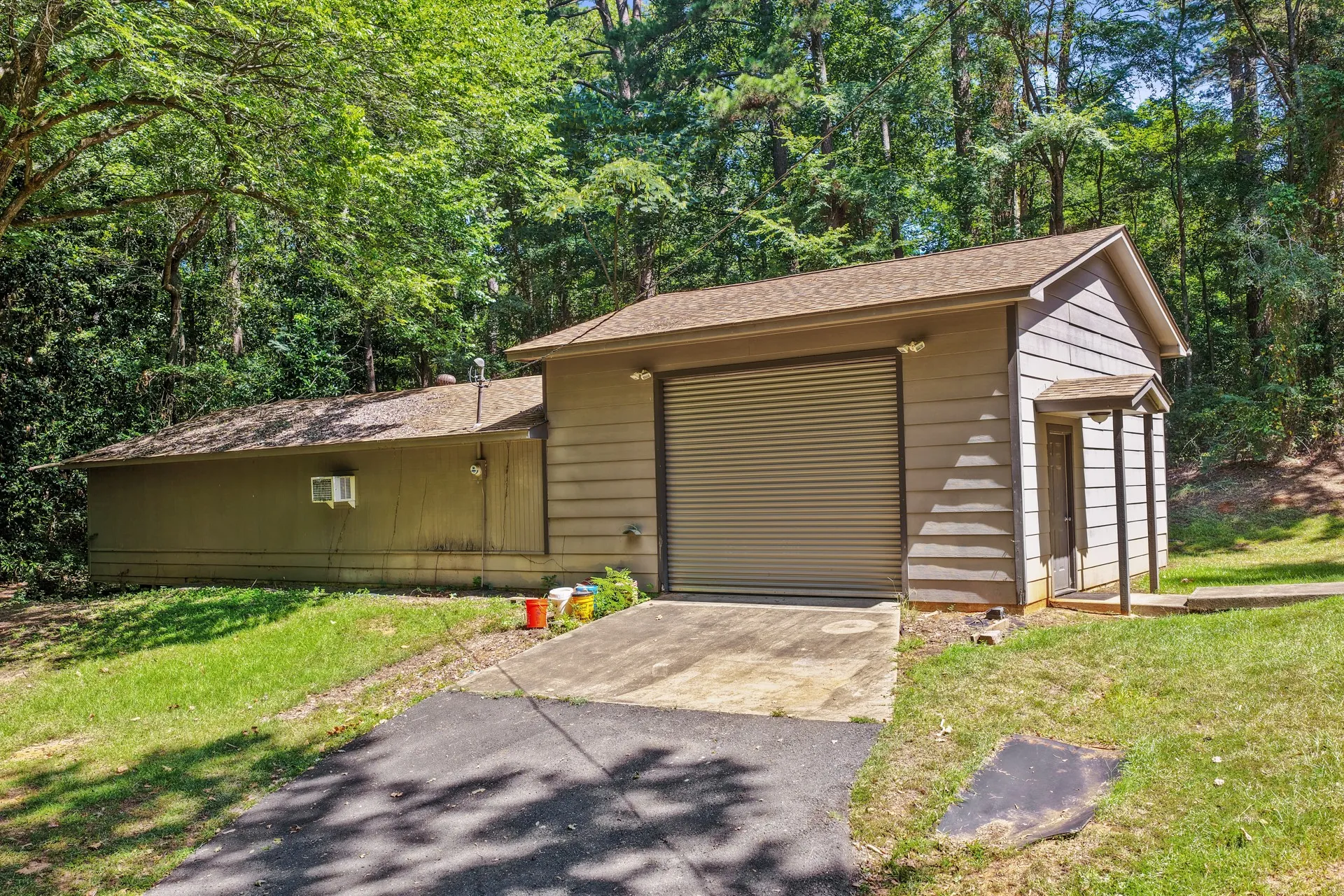 Single Family Residence For Sale in Morris County , 410 S Willis Street, Daingerfield, Texas 75638, 3 Bedroom, 2 Bathroom, Garage spaces, 2,108 Sqft, built in 1972, mls#21349464, Real Estate Agent in Daingerfield, Homes For Sale in Morris county, Homes For Sale in Daingerfield, Realtor in Daingerfield Texas, Real Estate Brokerage Independent Realty Texas, Luminita Cordes Realtor