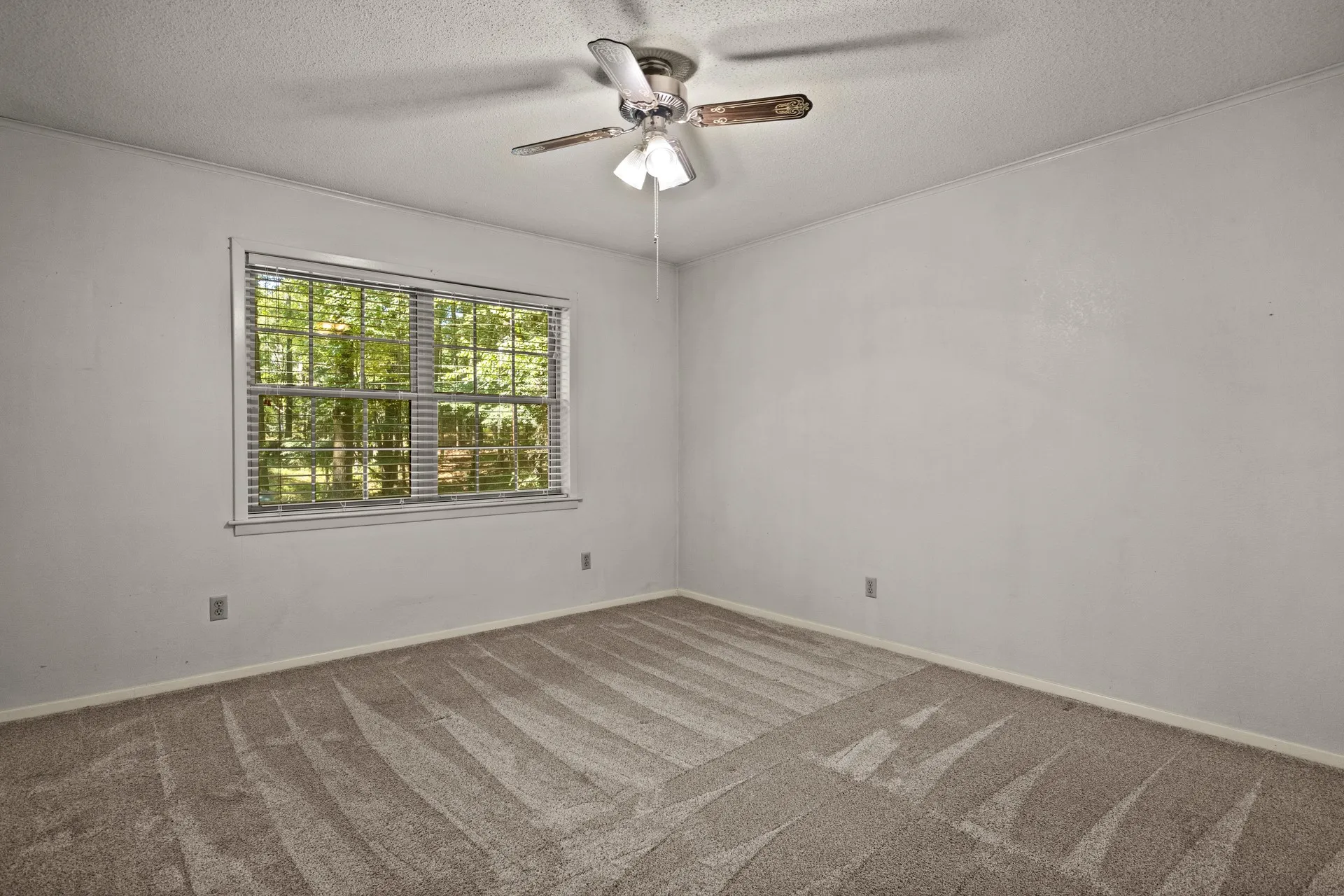 Single Family Residence For Sale in Morris County , 410 S Willis Street, Daingerfield, Texas 75638, 3 Bedroom, 2 Bathroom, Garage spaces, 2,108 Sqft, built in 1972, mls#21349464, Real Estate Agent in Daingerfield, Homes For Sale in Morris county, Homes For Sale in Daingerfield, Realtor in Daingerfield Texas, Real Estate Brokerage Independent Realty Texas, Luminita Cordes Realtor