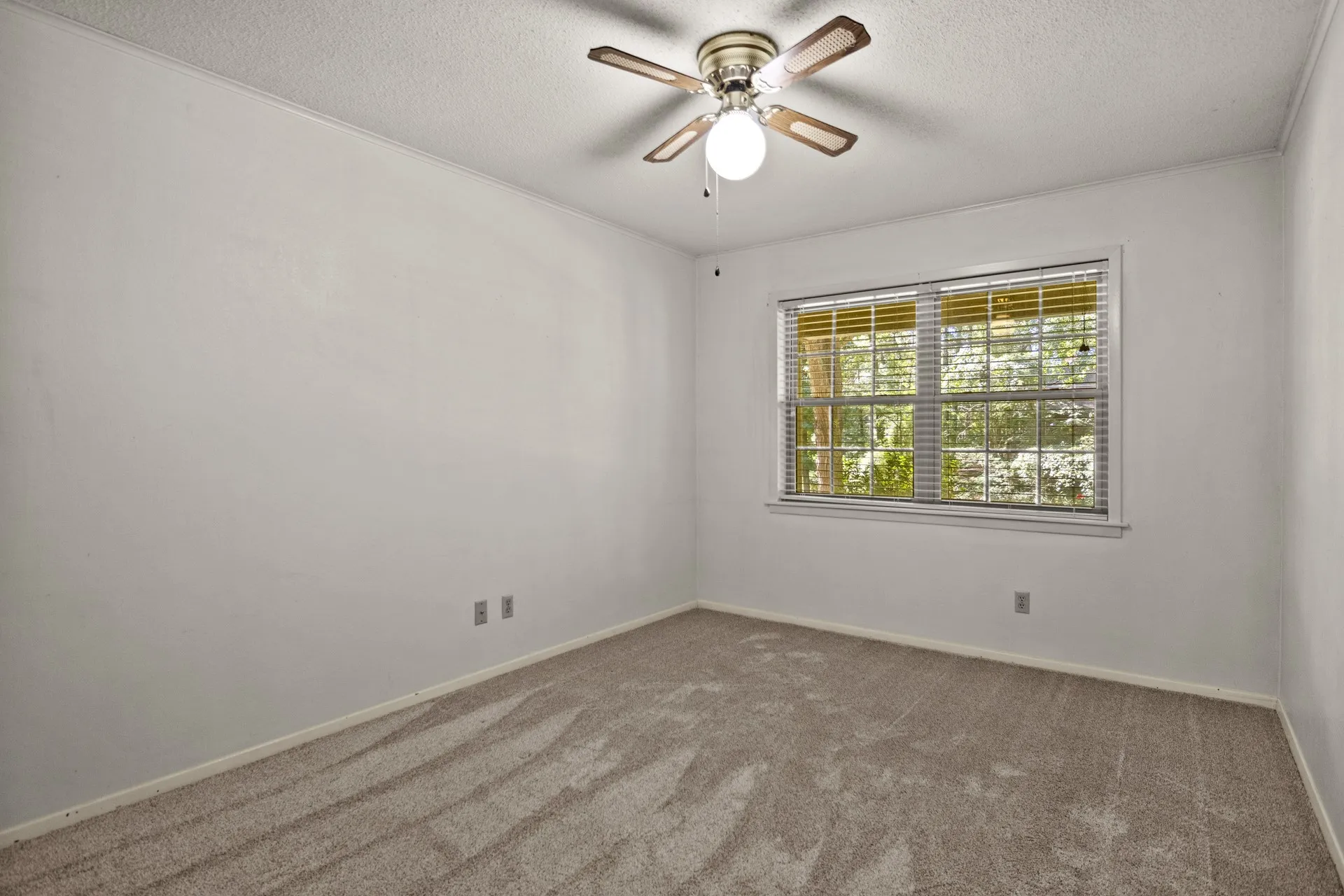 Single Family Residence For Sale in Morris County , 410 S Willis Street, Daingerfield, Texas 75638, 3 Bedroom, 2 Bathroom, Garage spaces, 2,108 Sqft, built in 1972, mls#21349464, Real Estate Agent in Daingerfield, Homes For Sale in Morris county, Homes For Sale in Daingerfield, Realtor in Daingerfield Texas, Real Estate Brokerage Independent Realty Texas, Luminita Cordes Realtor