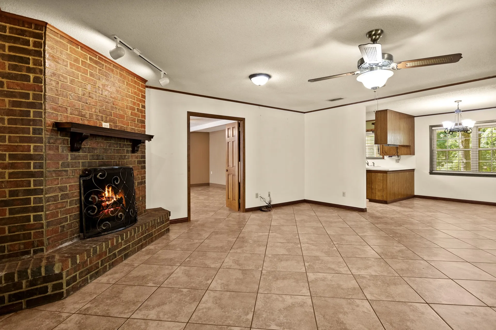 Single Family Residence For Sale in Morris County , 410 S Willis Street, Daingerfield, Texas 75638, 3 Bedroom, 2 Bathroom, Garage spaces, 2,108 Sqft, built in 1972, mls#21349464, Real Estate Agent in Daingerfield, Homes For Sale in Morris county, Homes For Sale in Daingerfield, Realtor in Daingerfield Texas, Real Estate Brokerage Independent Realty Texas, Luminita Cordes Realtor
