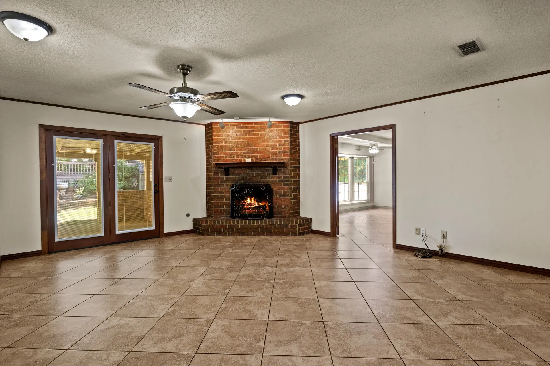 Single Family Residence For Sale in Morris County , 410 S Willis Street, Daingerfield, Texas 75638, 3 Bedroom, 2 Bathroom, Garage spaces, 2,108 Sqft, built in 1972, mls#21349464, Real Estate Agent in Daingerfield, Homes For Sale in Morris county, Homes For Sale in Daingerfield, Realtor in Daingerfield Texas, Real Estate Brokerage Independent Realty Texas, Luminita Cordes Realtor