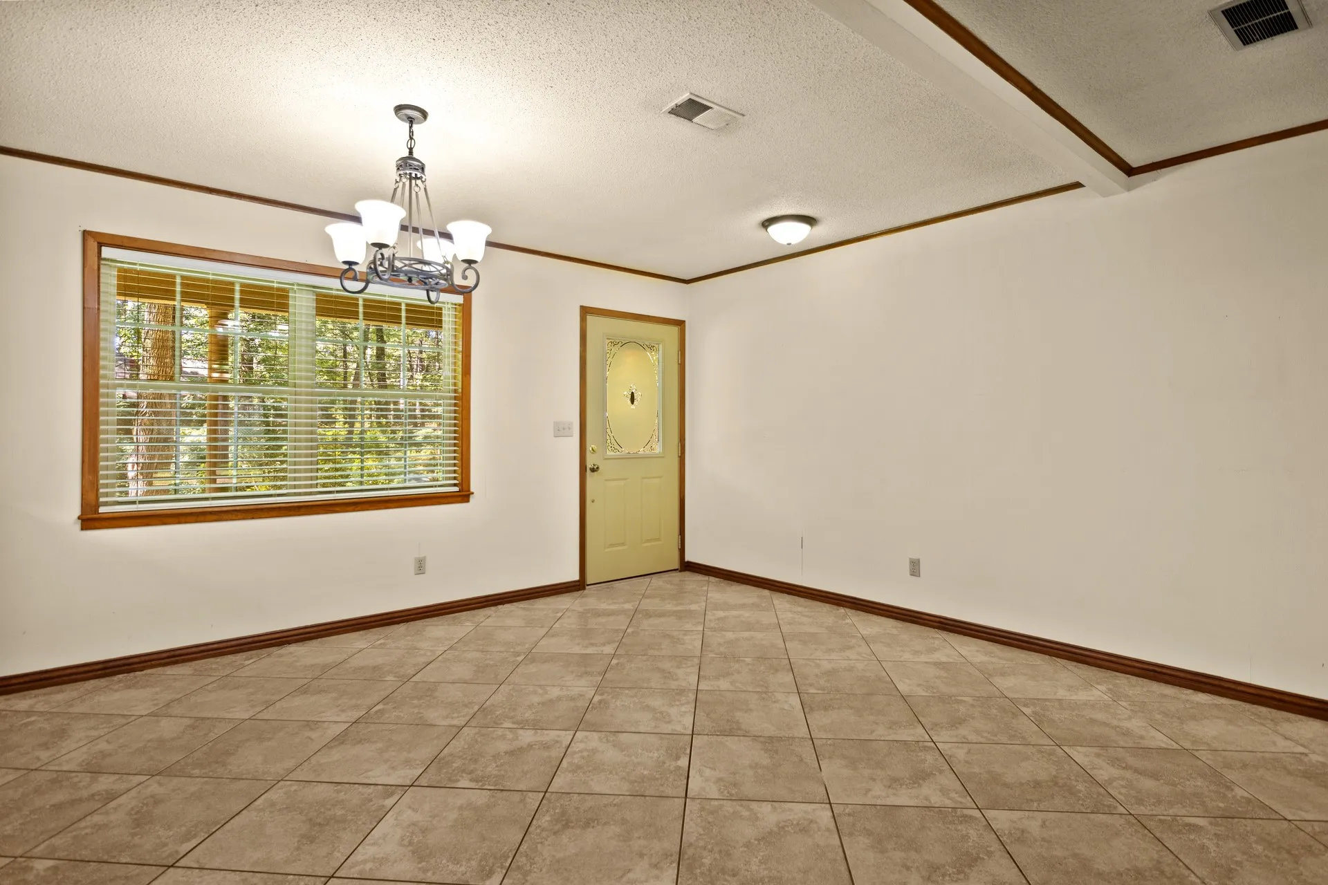 Single Family Residence For Sale in Morris County , 410 S Willis Street, Daingerfield, Texas 75638, 3 Bedroom, 2 Bathroom, Garage spaces, 2,108 Sqft, built in 1972, mls#21349464, Real Estate Agent in Daingerfield, Homes For Sale in Morris county, Homes For Sale in Daingerfield, Realtor in Daingerfield Texas, Real Estate Brokerage Independent Realty Texas, Luminita Cordes Realtor