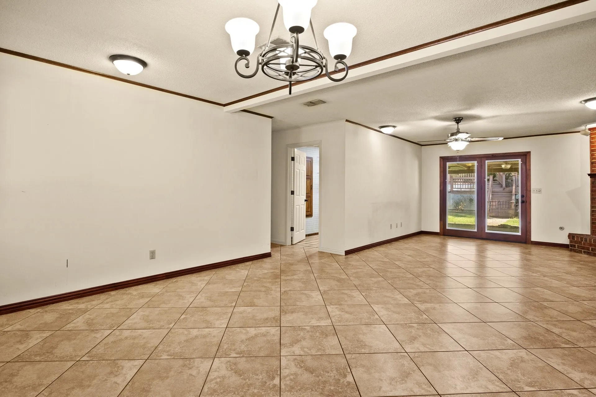 Single Family Residence For Sale in Morris County , 410 S Willis Street, Daingerfield, Texas 75638, 3 Bedroom, 2 Bathroom, Garage spaces, 2,108 Sqft, built in 1972, mls#21349464, Real Estate Agent in Daingerfield, Homes For Sale in Morris county, Homes For Sale in Daingerfield, Realtor in Daingerfield Texas, Real Estate Brokerage Independent Realty Texas, Luminita Cordes Realtor