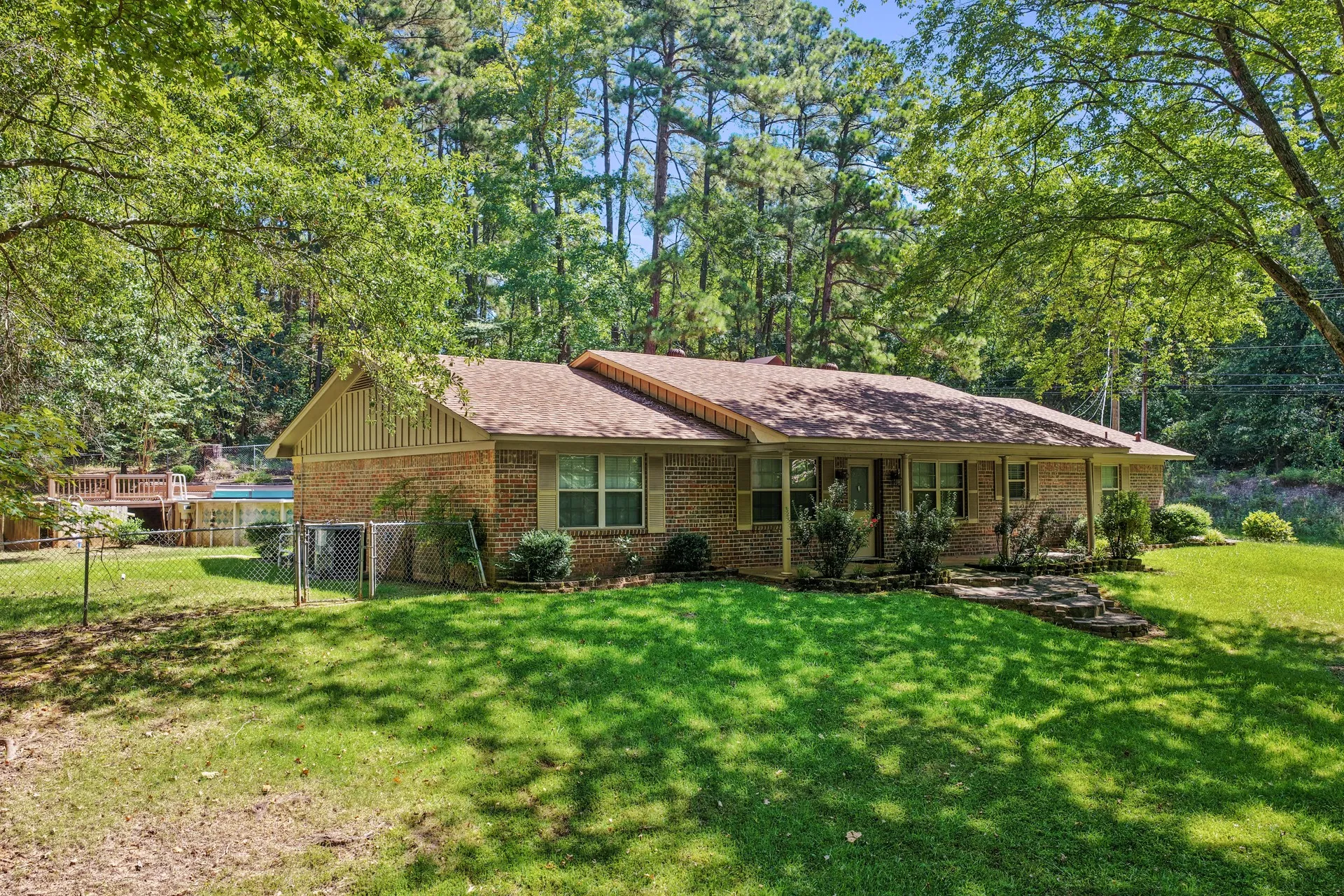 Single Family Residence For Sale in Morris County , 410 S Willis Street, Daingerfield, Texas 75638, 3 Bedroom, 2 Bathroom, Garage spaces, 2,108 Sqft, built in 1972, mls#21349464, Real Estate Agent in Daingerfield, Homes For Sale in Morris county, Homes For Sale in Daingerfield, Realtor in Daingerfield Texas, Real Estate Brokerage Independent Realty Texas, Luminita Cordes Realtor