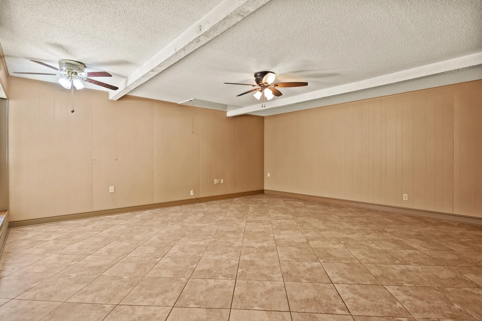 Single Family Residence For Sale in Morris County , 410 S Willis Street, Daingerfield, Texas 75638, 3 Bedroom, 2 Bathroom, Garage spaces, 2,108 Sqft, built in 1972, mls#21349464, Real Estate Agent in Daingerfield, Homes For Sale in Morris county, Homes For Sale in Daingerfield, Realtor in Daingerfield Texas, Real Estate Brokerage Independent Realty Texas, Luminita Cordes Realtor