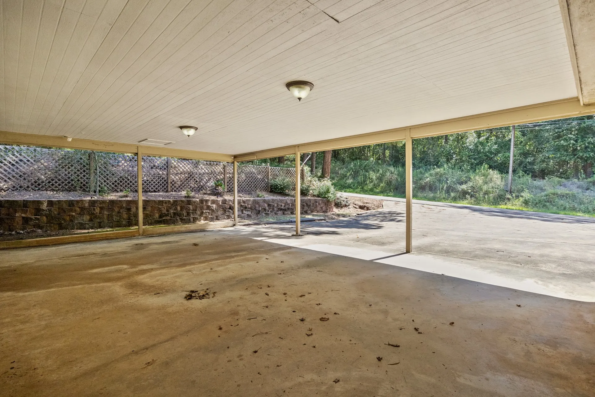 Single Family Residence For Sale in Morris County , 410 S Willis Street, Daingerfield, Texas 75638, 3 Bedroom, 2 Bathroom, Garage spaces, 2,108 Sqft, built in 1972, mls#21349464, Real Estate Agent in Daingerfield, Homes For Sale in Morris county, Homes For Sale in Daingerfield, Realtor in Daingerfield Texas, Real Estate Brokerage Independent Realty Texas, Luminita Cordes Realtor