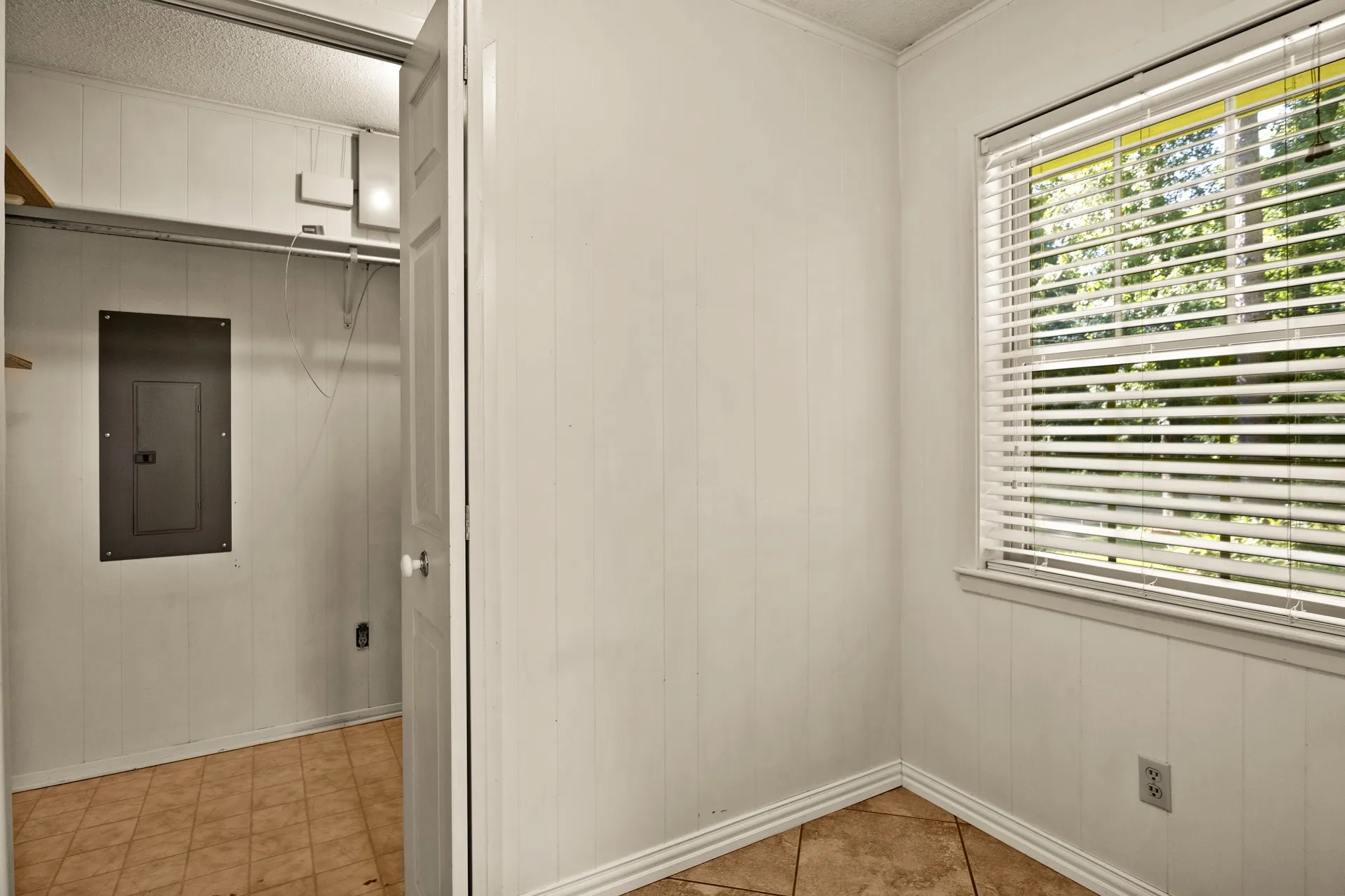 Single Family Residence For Sale in Morris County , 410 S Willis Street, Daingerfield, Texas 75638, 3 Bedroom, 2 Bathroom, Garage spaces, 2,108 Sqft, built in 1972, mls#21349464, Real Estate Agent in Daingerfield, Homes For Sale in Morris county, Homes For Sale in Daingerfield, Realtor in Daingerfield Texas, Real Estate Brokerage Independent Realty Texas, Luminita Cordes Realtor