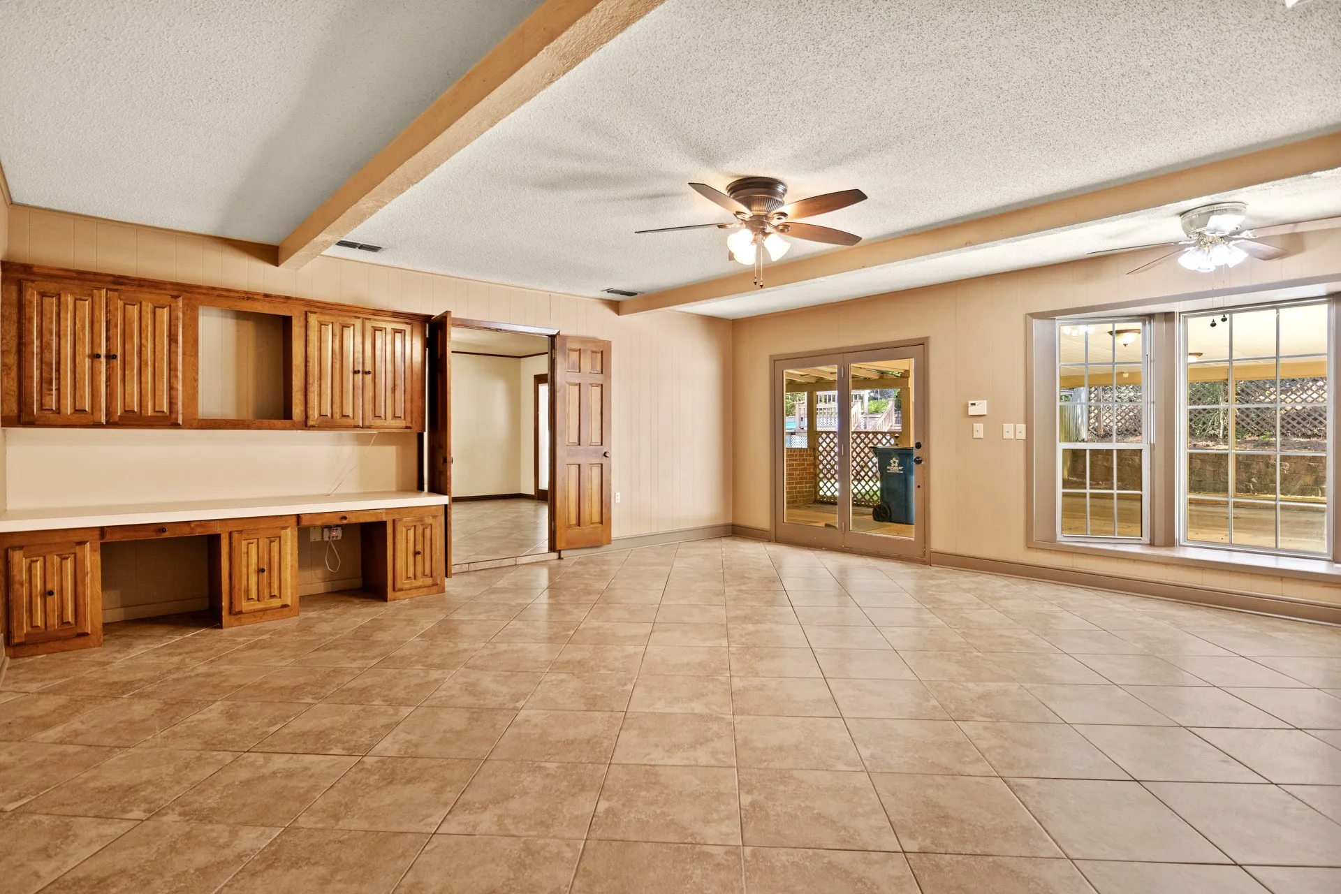 Single Family Residence For Sale in Morris County , 410 S Willis Street, Daingerfield, Texas 75638, 3 Bedroom, 2 Bathroom, Garage spaces, 2,108 Sqft, built in 1972, mls#21349464, Real Estate Agent in Daingerfield, Homes For Sale in Morris county, Homes For Sale in Daingerfield, Realtor in Daingerfield Texas, Real Estate Brokerage Independent Realty Texas, Luminita Cordes Realtor