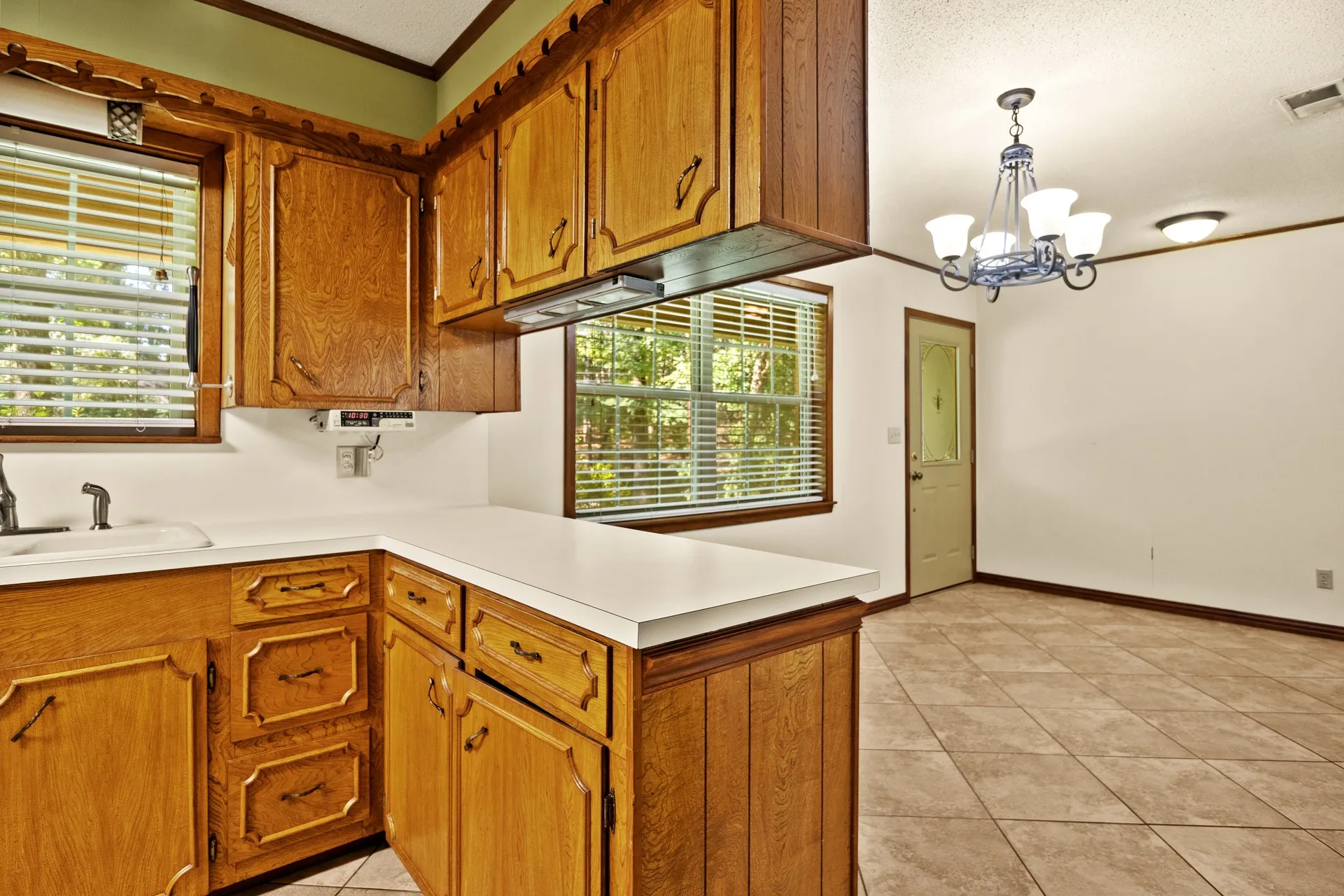 Single Family Residence For Sale in Morris County , 410 S Willis Street, Daingerfield, Texas 75638, 3 Bedroom, 2 Bathroom, Garage spaces, 2,108 Sqft, built in 1972, mls#21349464, Real Estate Agent in Daingerfield, Homes For Sale in Morris county, Homes For Sale in Daingerfield, Realtor in Daingerfield Texas, Real Estate Brokerage Independent Realty Texas, Luminita Cordes Realtor