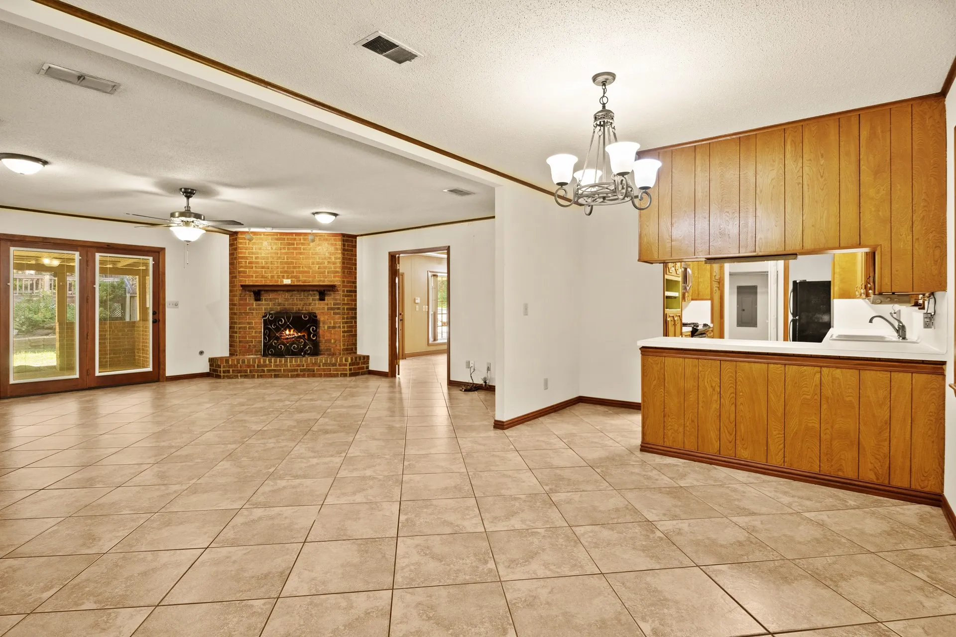 Single Family Residence For Sale in Morris County , 410 S Willis Street, Daingerfield, Texas 75638, 3 Bedroom, 2 Bathroom, Garage spaces, 2,108 Sqft, built in 1972, mls#21349464, Real Estate Agent in Daingerfield, Homes For Sale in Morris county, Homes For Sale in Daingerfield, Realtor in Daingerfield Texas, Real Estate Brokerage Independent Realty Texas, Luminita Cordes Realtor