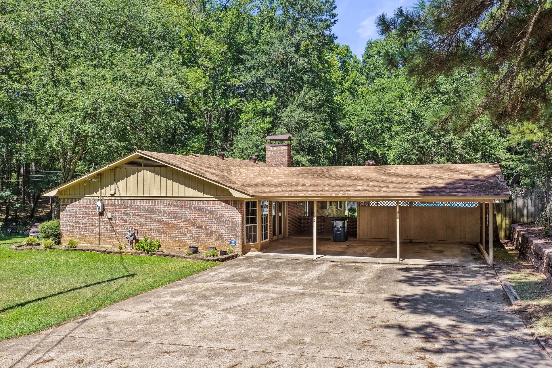 Single Family Residence For Sale in Morris County , 410 S Willis Street, Daingerfield, Texas 75638, 3 Bedroom, 2 Bathroom, Garage spaces, 2,108 Sqft, built in 1972, mls#21349464, Real Estate Agent in Daingerfield, Homes For Sale in Morris county, Homes For Sale in Daingerfield, Realtor in Daingerfield Texas, Real Estate Brokerage Independent Realty Texas, Luminita Cordes Realtor