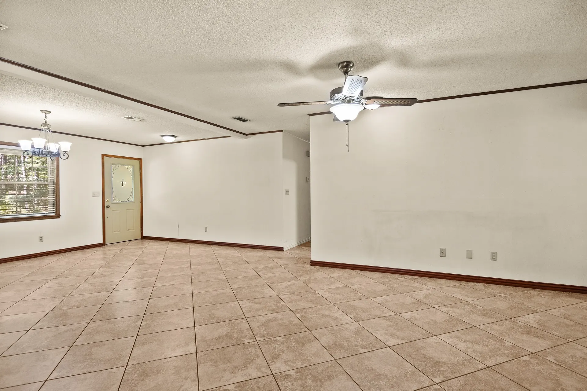 Single Family Residence For Sale in Morris County , 410 S Willis Street, Daingerfield, Texas 75638, 3 Bedroom, 2 Bathroom, Garage spaces, 2,108 Sqft, built in 1972, mls#21349464, Real Estate Agent in Daingerfield, Homes For Sale in Morris county, Homes For Sale in Daingerfield, Realtor in Daingerfield Texas, Real Estate Brokerage Independent Realty Texas, Luminita Cordes Realtor